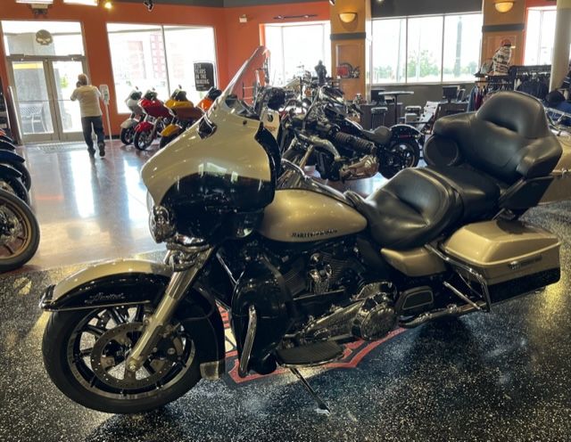 2018 Harley-Davidson Ultra Limited in Mount Vernon, Illinois - Photo 2