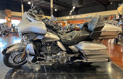 2017 Harley-Davidson CVO LIMITED in Mount Vernon, Illinois - Photo 2