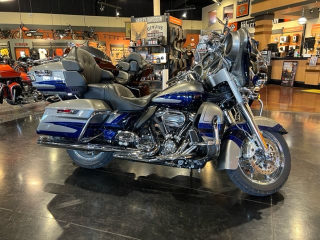 2017 Harley-Davidson CVO ULTRA LIMITED in Mount Vernon, Illinois