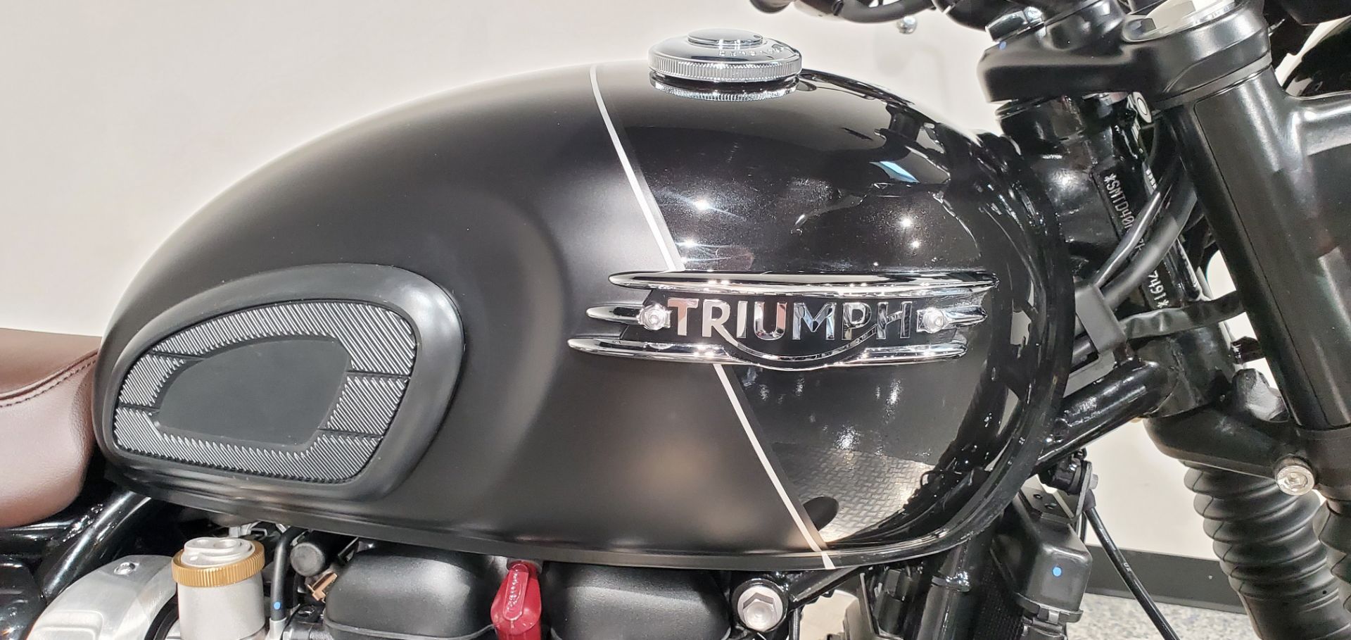 2023 Triumph Bonneville T120 Black in Albany, New York - Photo 11