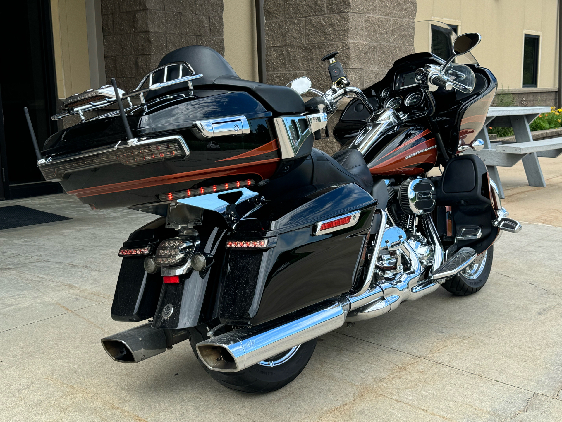 2015 Harley-Davidson CVO™ Road Glide® Ultra in Rochester, Minnesota - Photo 3