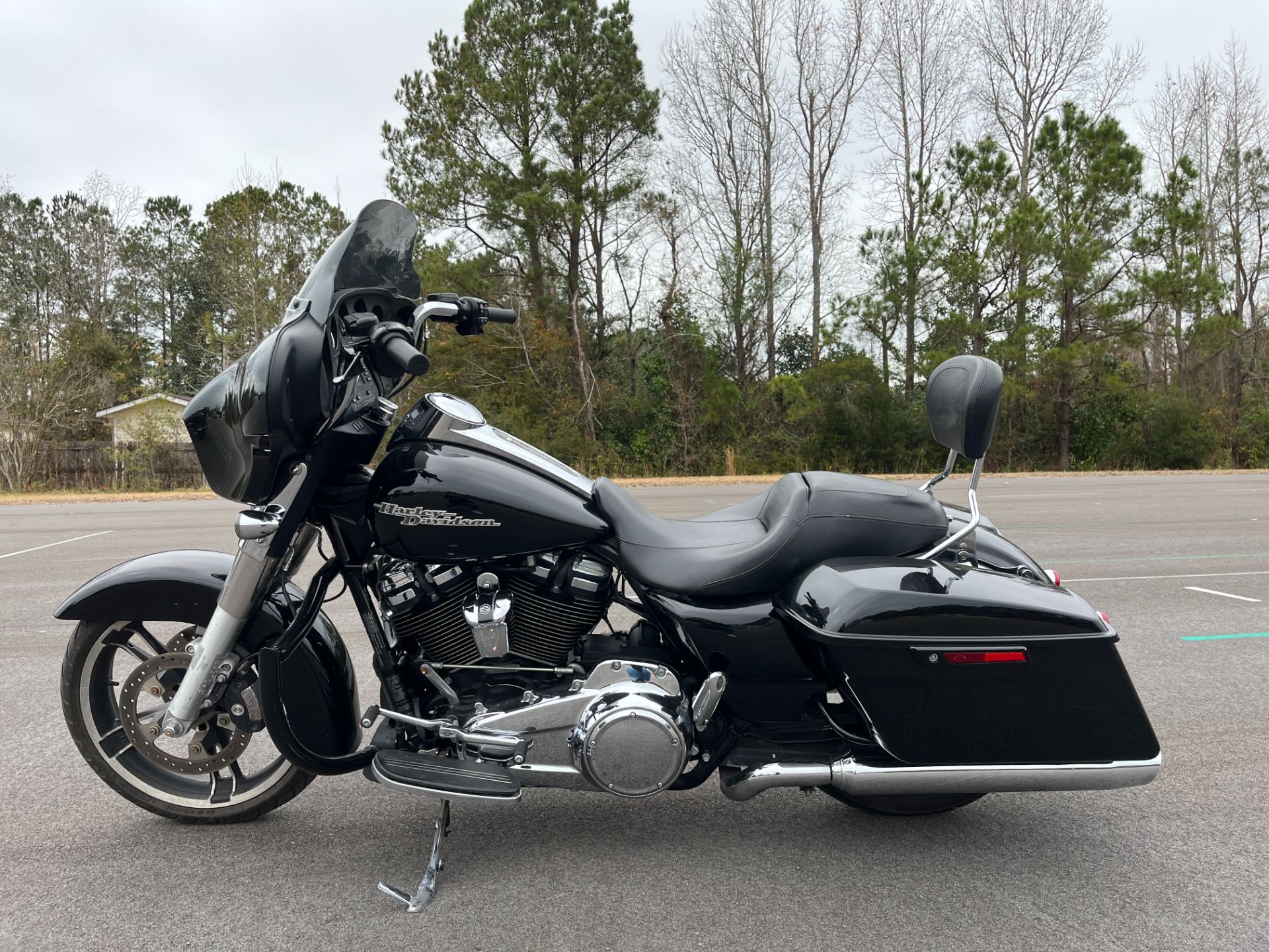 2017 Harley-Davidson Street Glide® in Jacksonville, North Carolina - Photo 2