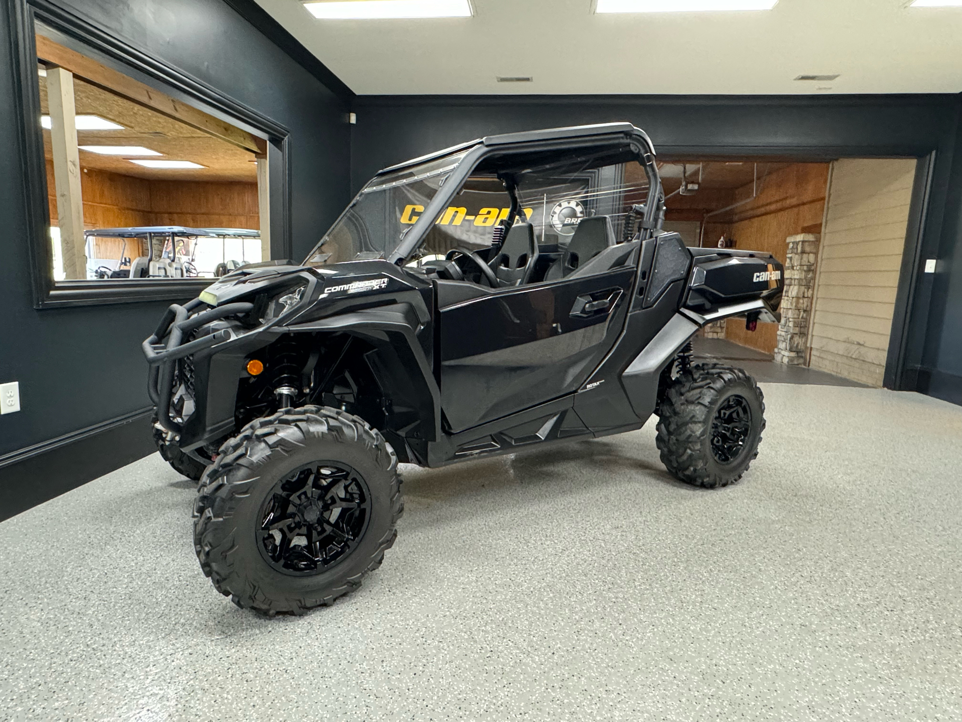 2023 Can-Am Commander XT 700 in Iron Station, North Carolina - Photo 1