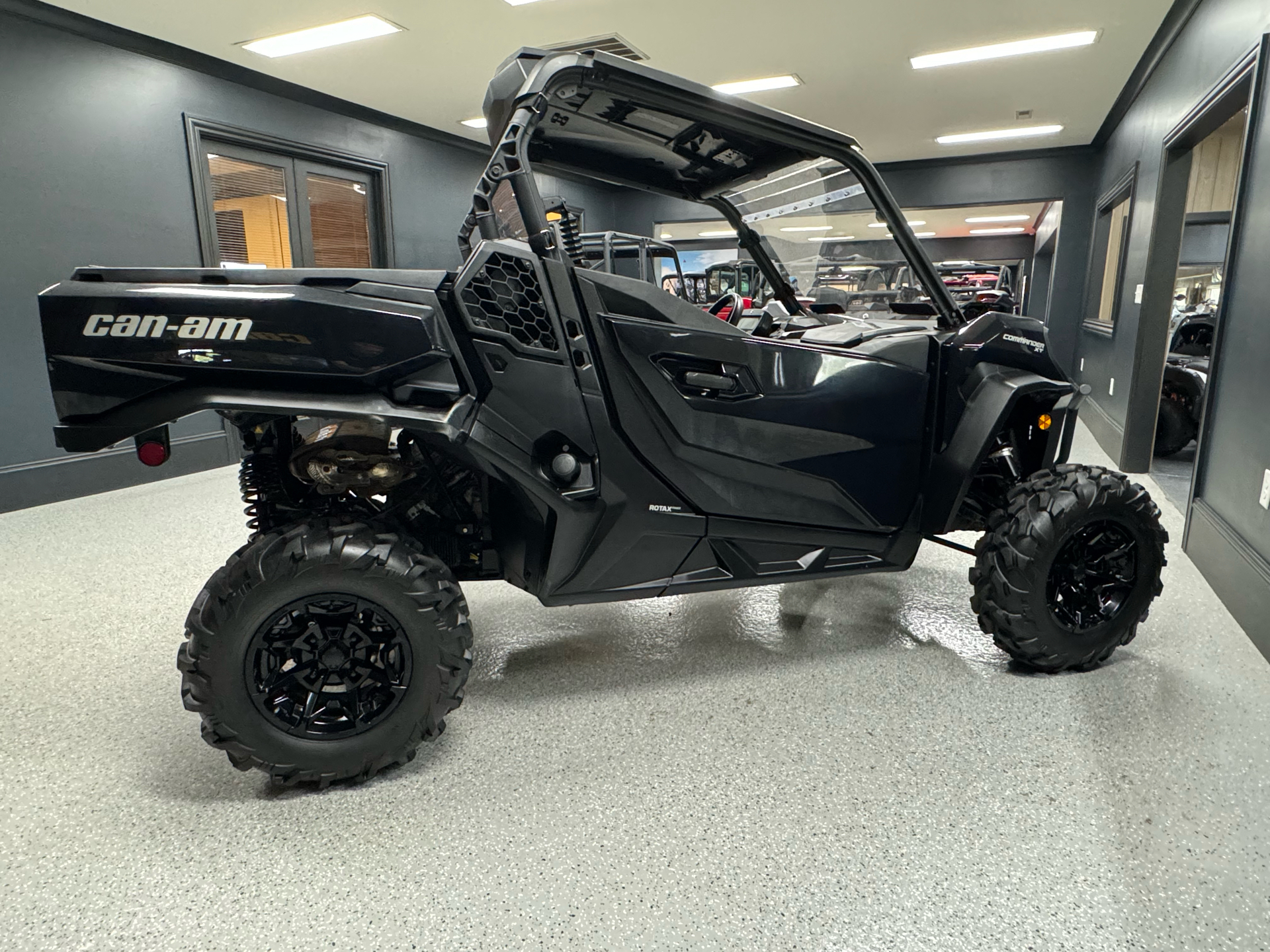 2023 Can-Am Commander XT 700 in Iron Station, North Carolina - Photo 5