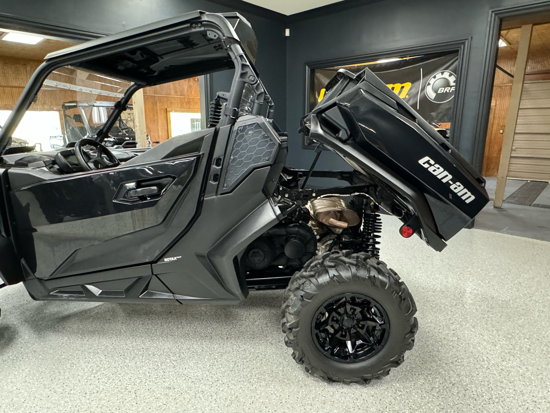 2023 Can-Am Commander XT 700 in Iron Station, North Carolina - Photo 7