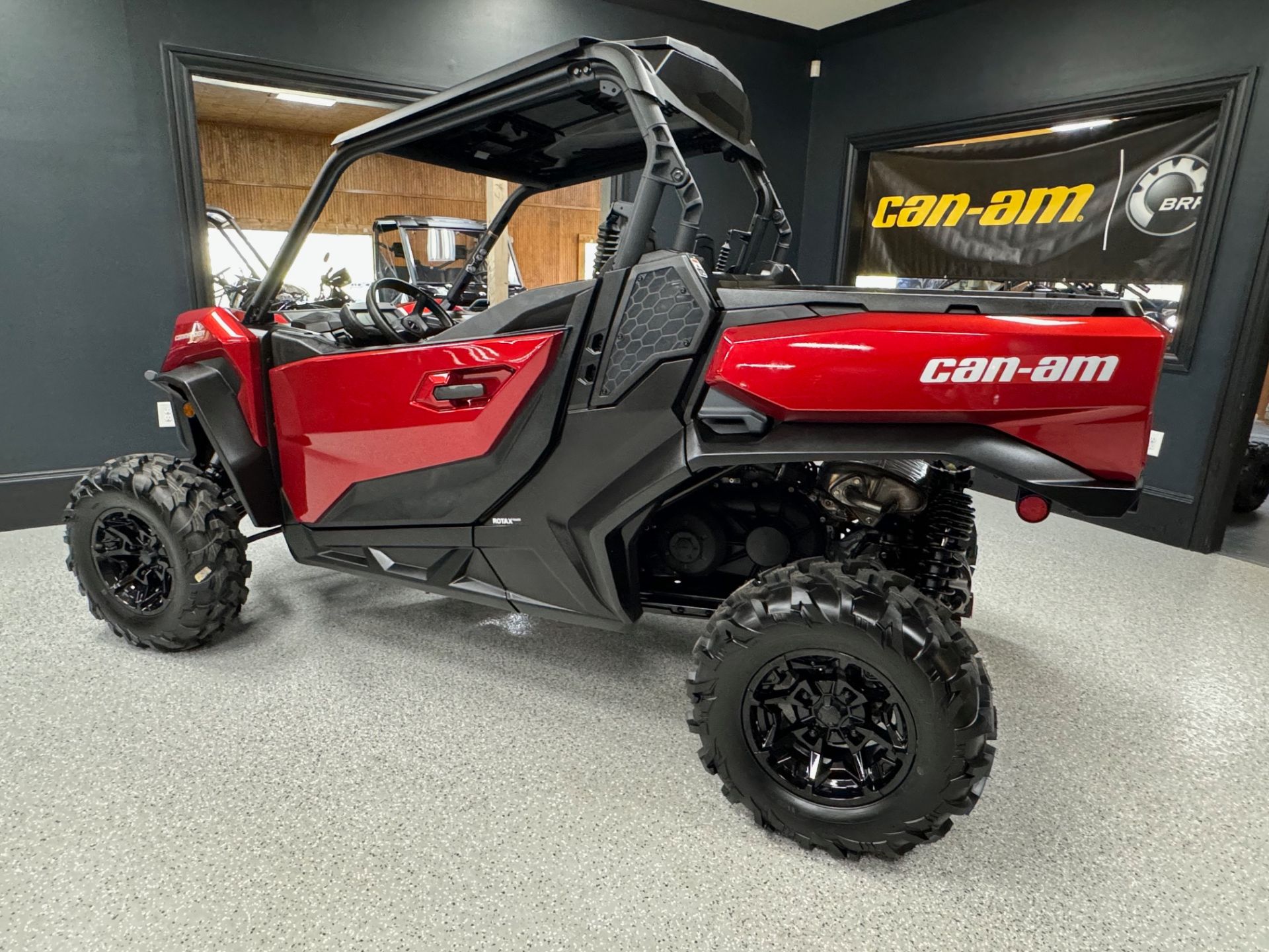 2024 Can-Am Commander XT 700 in Iron Station, North Carolina - Photo 4