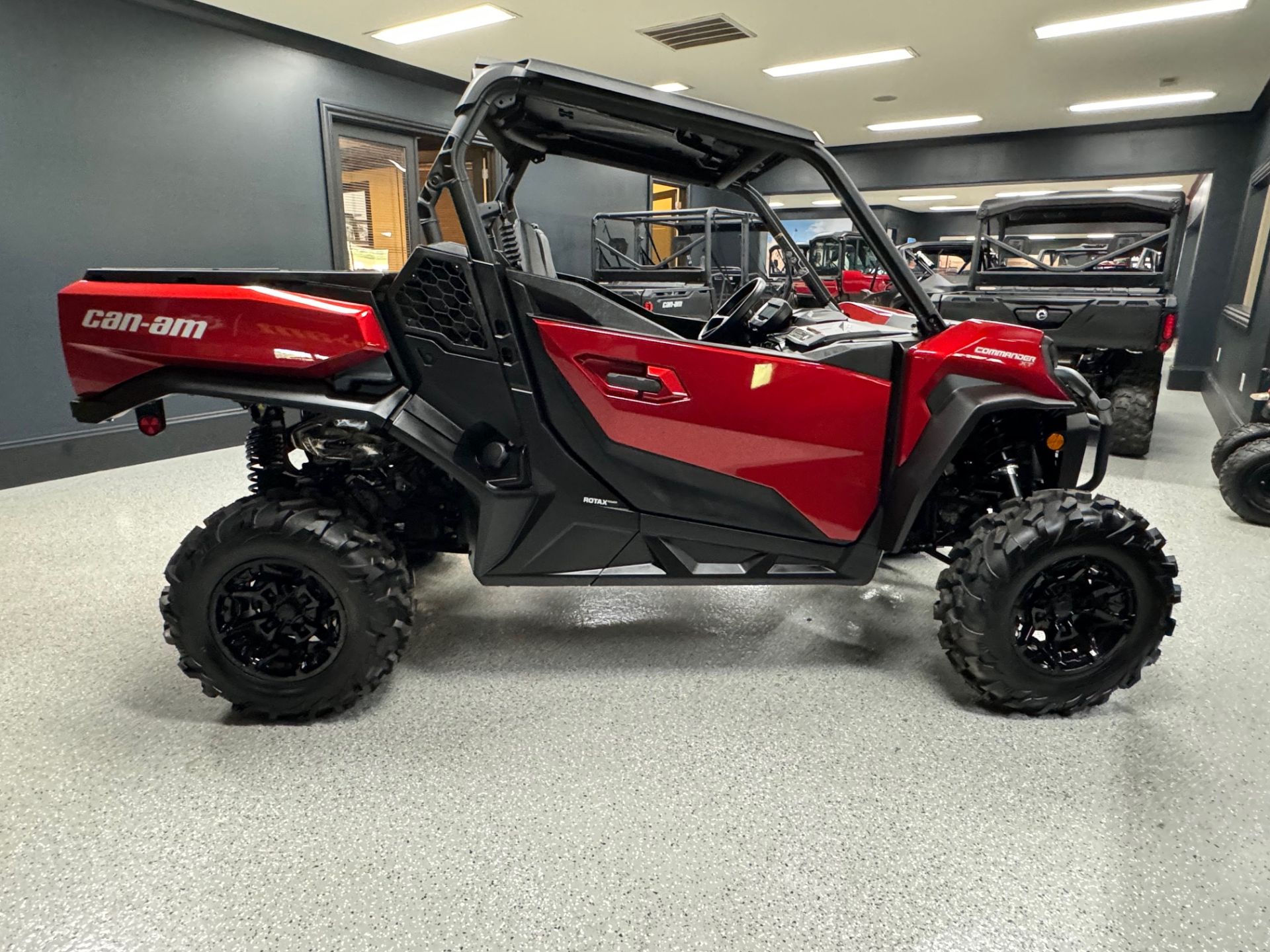 2024 Can-Am Commander XT 700 in Iron Station, North Carolina - Photo 3