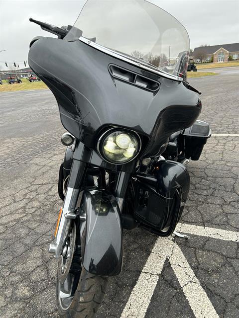 2017 Harley-Davidson CVO™ Street Glide® in Elizabethtown, Kentucky - Photo 8