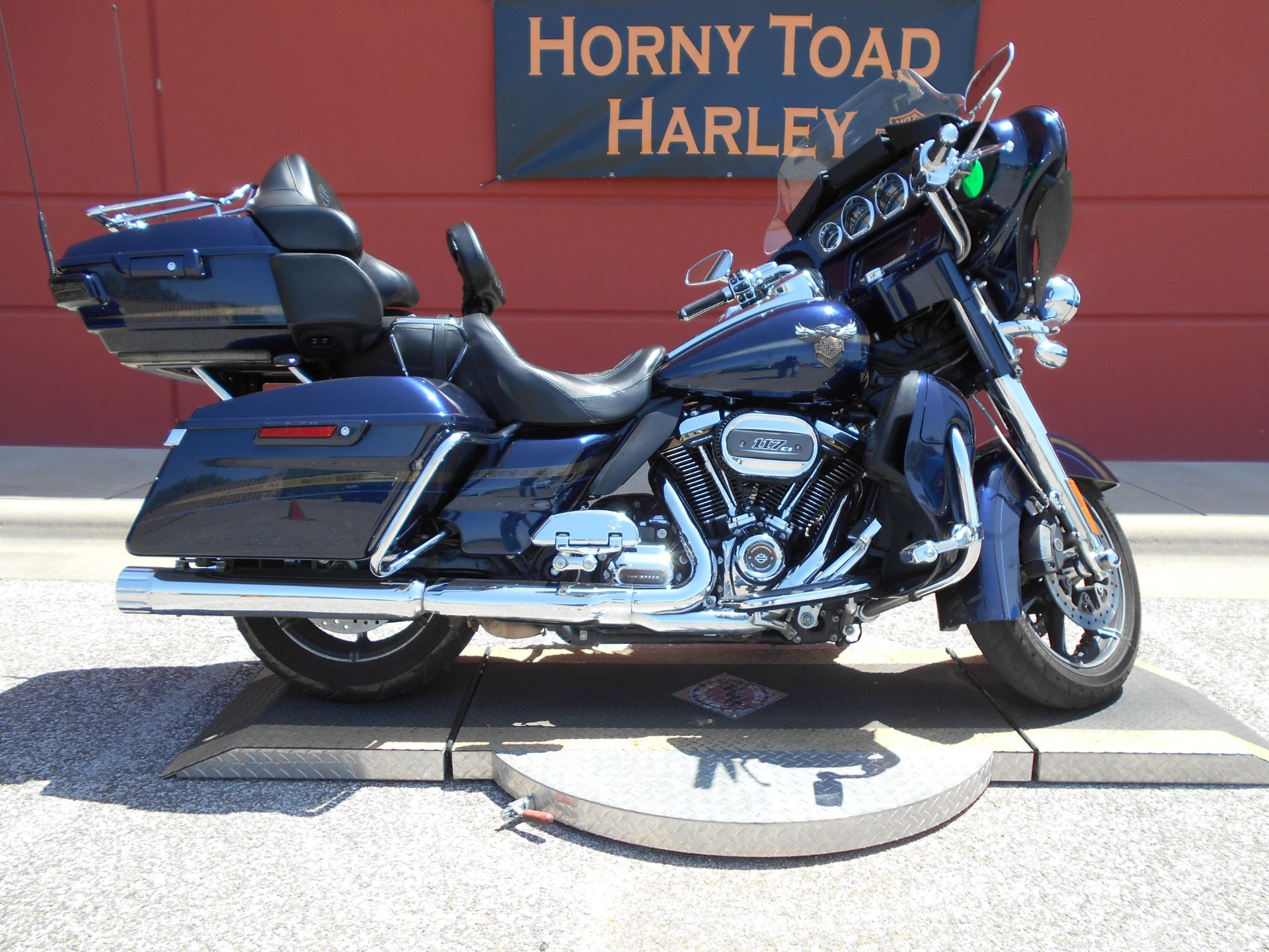 2018 Harley-Davidson 115th Anniversary CVO™ Limited in Temple, Texas - Photo 2