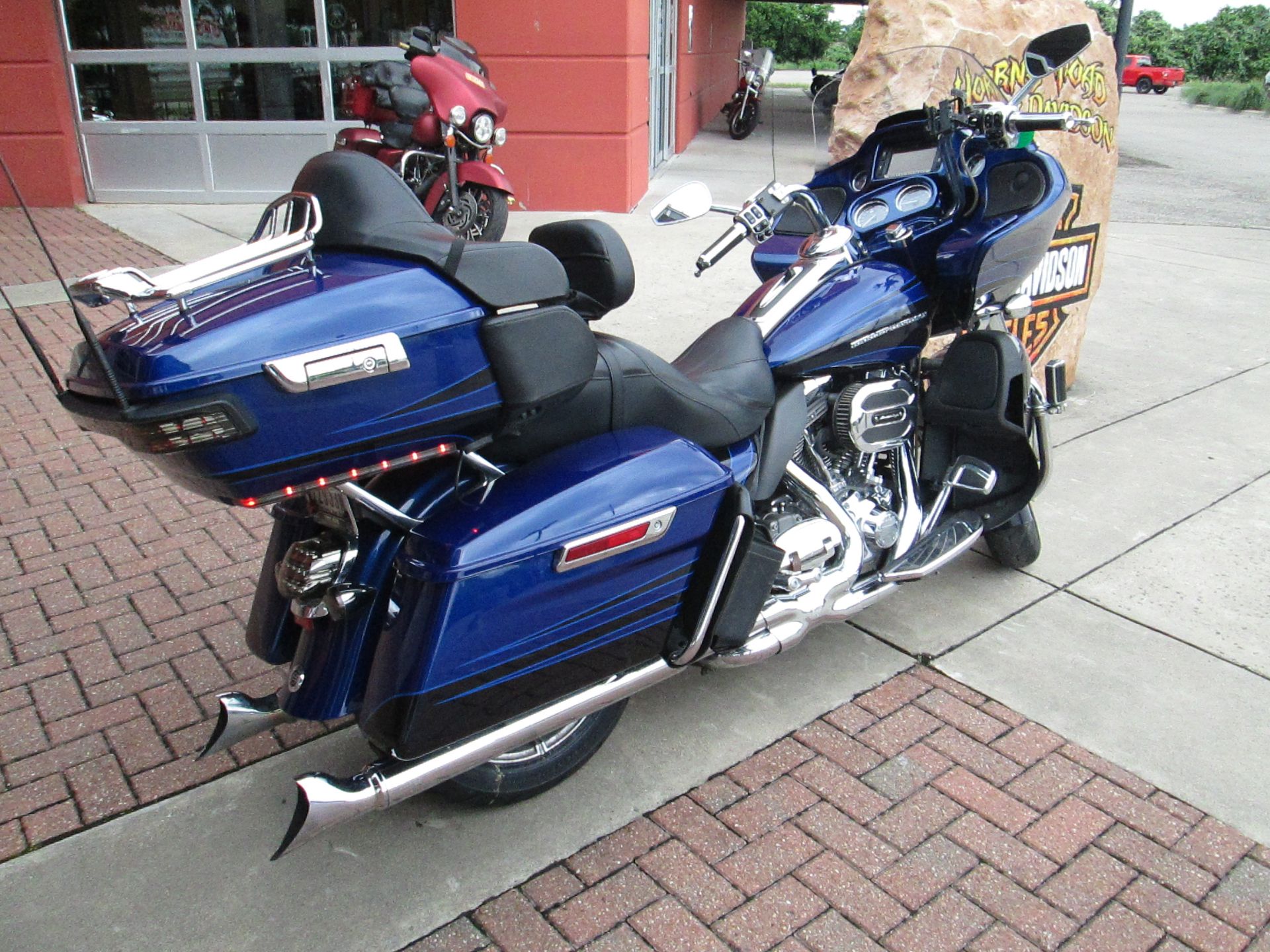 2015 Harley-Davidson CVO™ Road Glide® Ultra in Temple, Texas - Photo 3