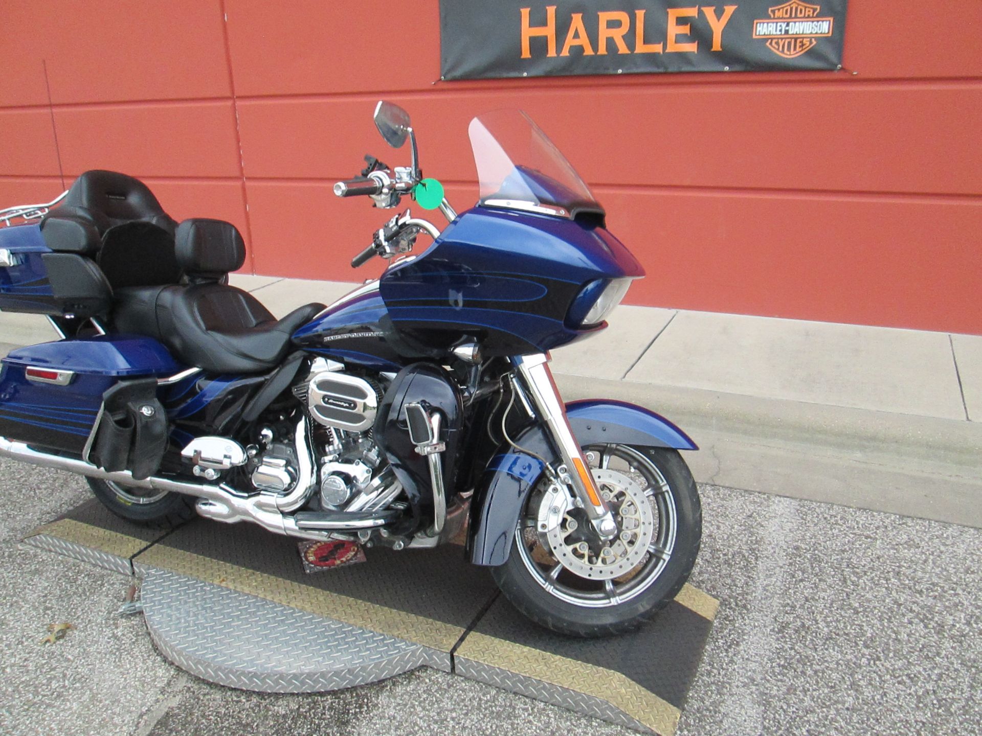 2015 Harley-Davidson CVO™ Road Glide® Ultra in Temple, Texas - Photo 5