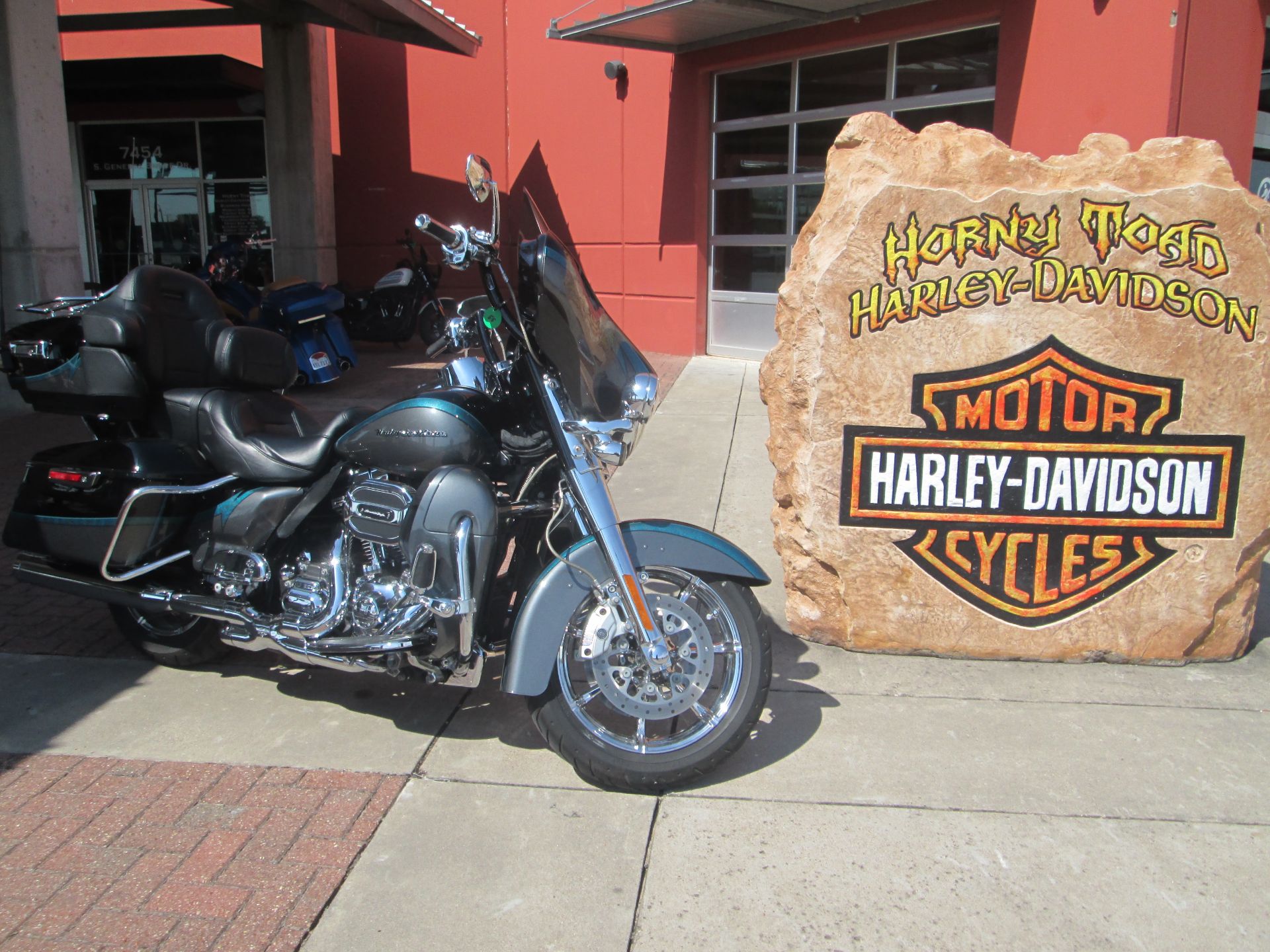 2015 Harley-Davidson CVO™ Limited in Temple, Texas - Photo 2