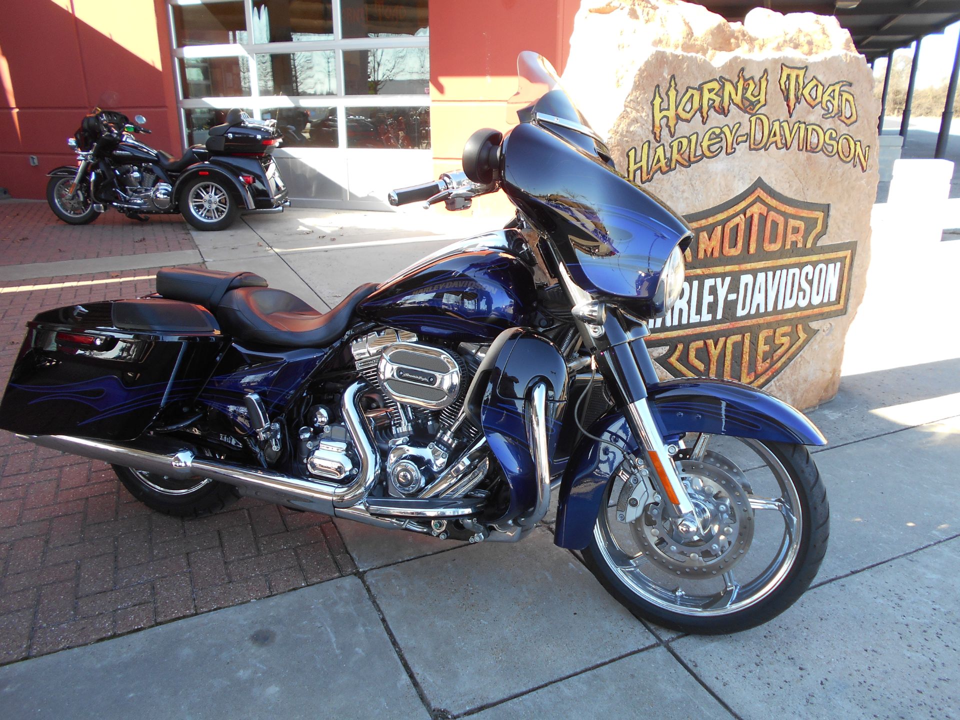 2016 Harley-Davidson CVO™ Street Glide® in Temple, Texas - Photo 2