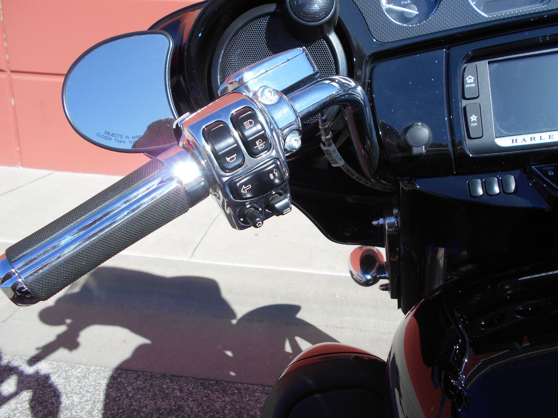 2016 Harley-Davidson CVO™ Street Glide® in Temple, Texas - Photo 16
