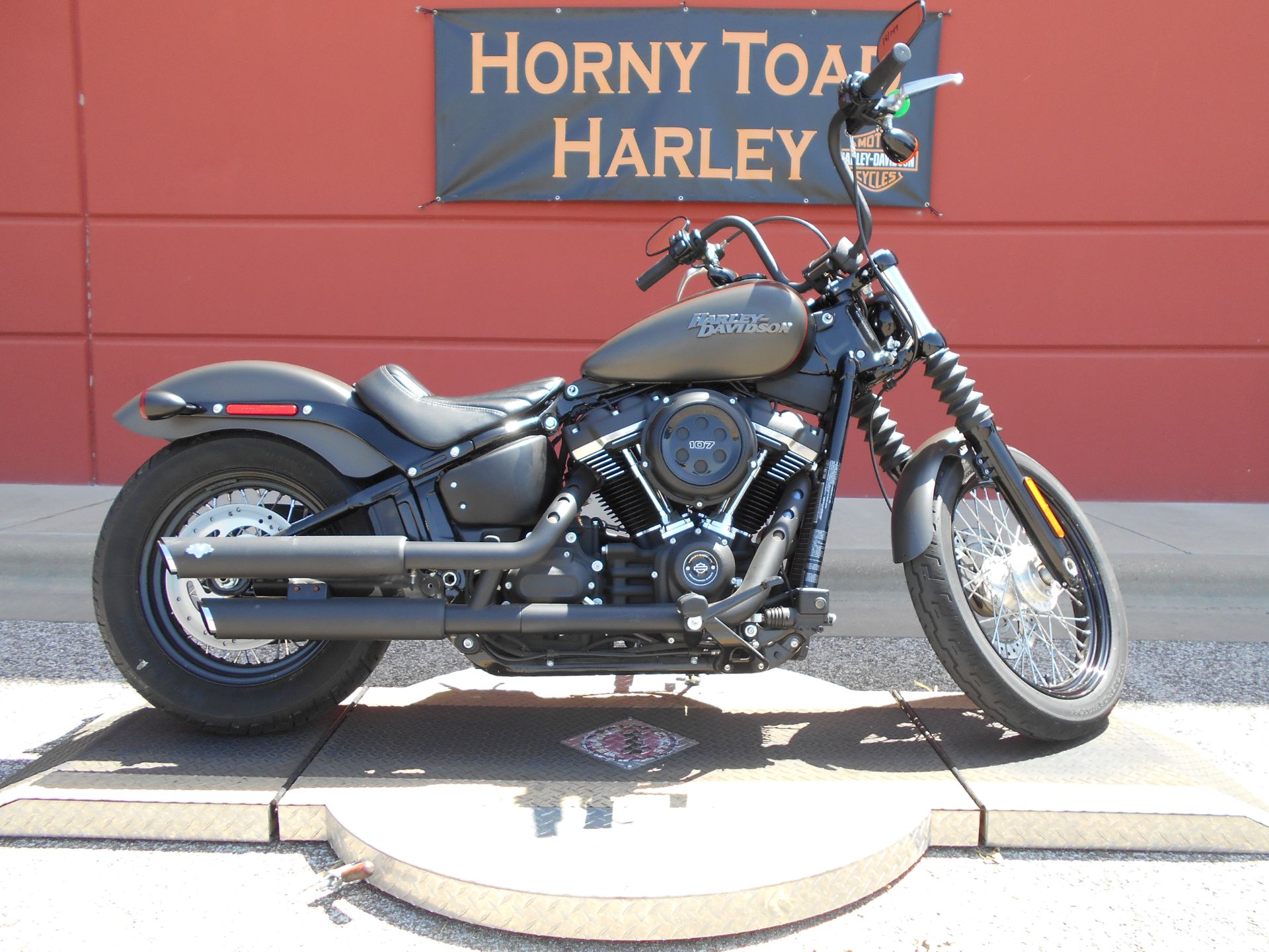 2018 Harley-Davidson Street Bob® 107 in Temple, Texas - Photo 2