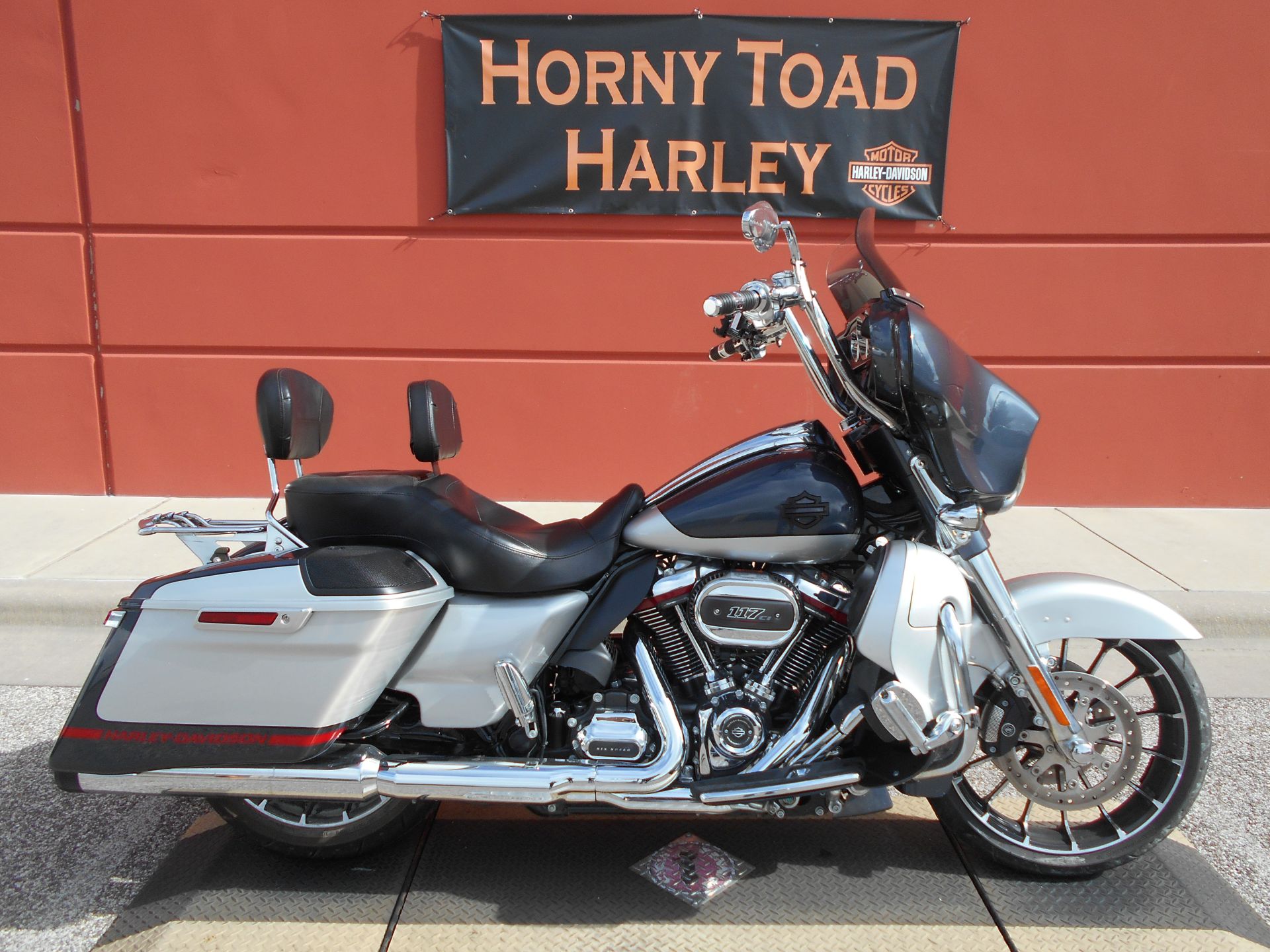 2019 Harley-Davidson CVO™ Street Glide® in Temple, Texas - Photo 3