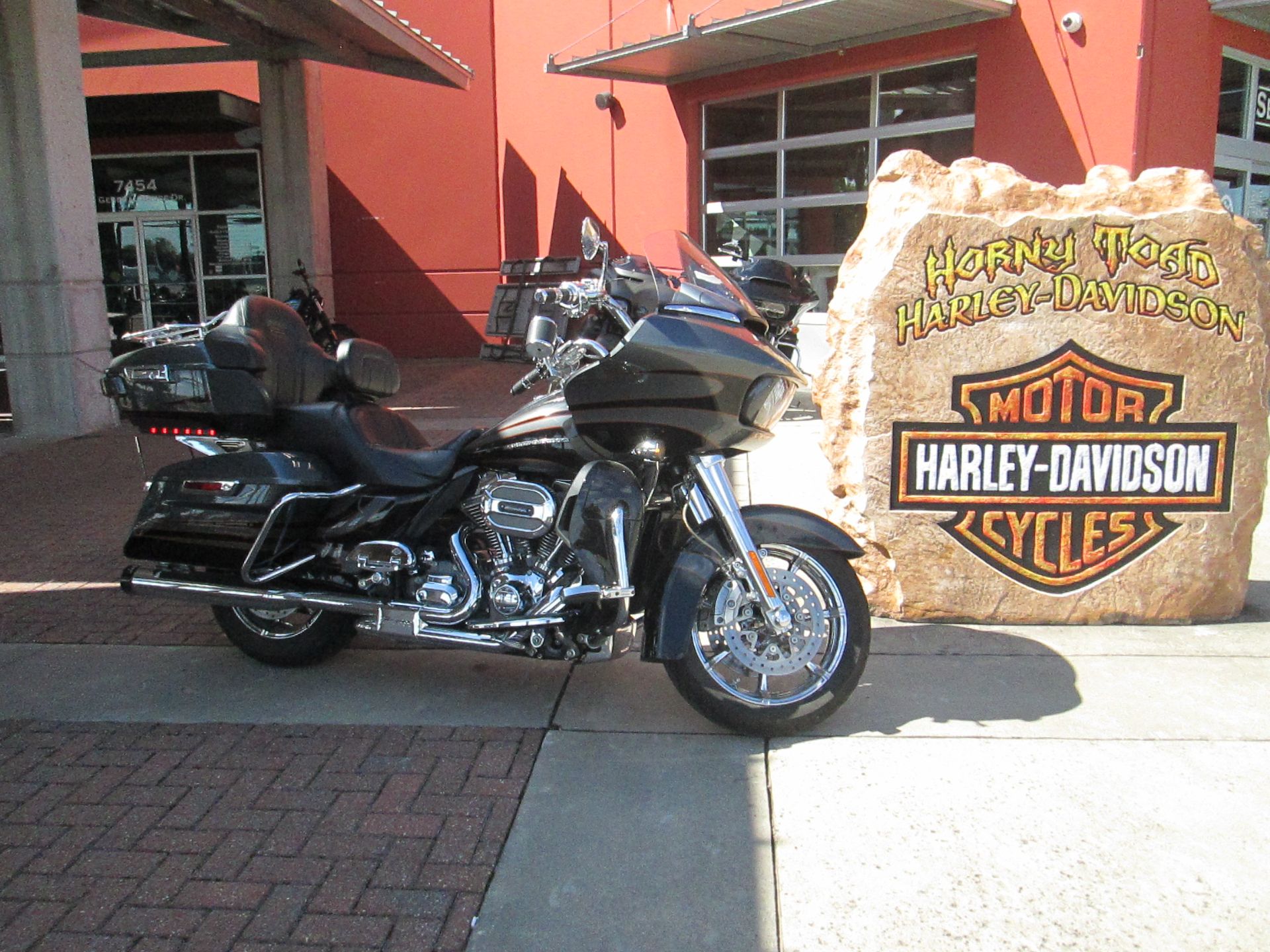 2016 Harley-Davidson CVO™ Road Glide™ Ultra in Temple, Texas - Photo 2