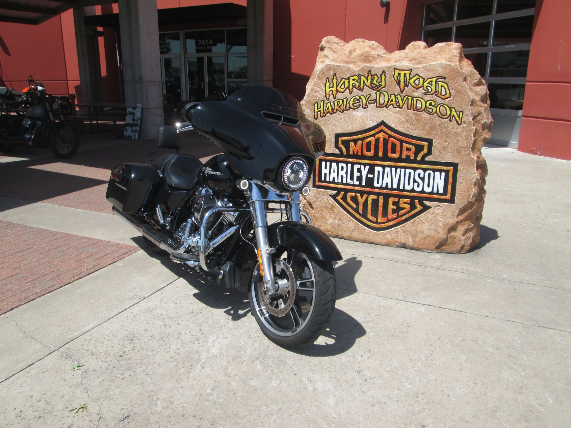 2017 Harley-Davidson Street Glide® in Temple, Texas - Photo 2