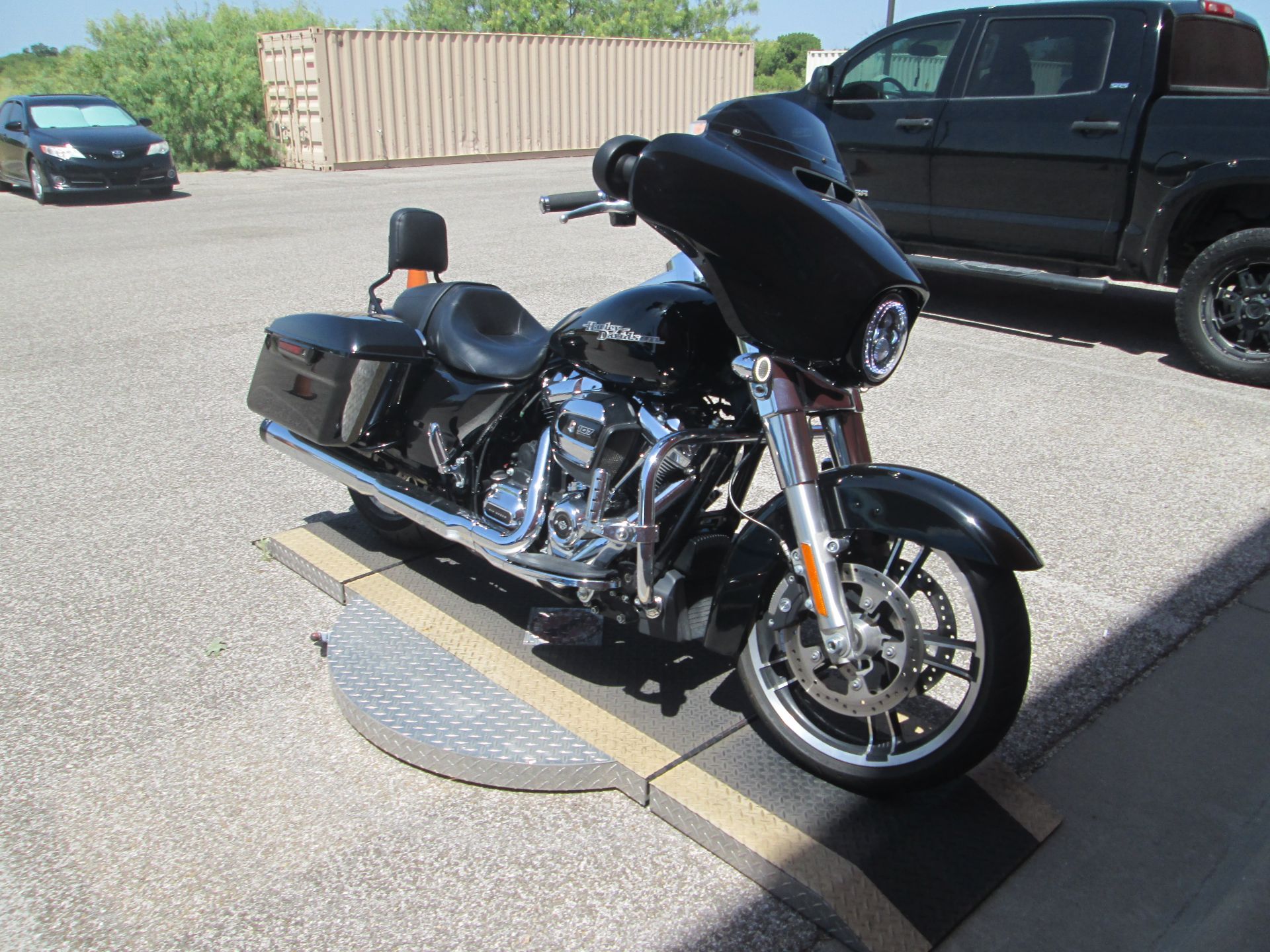 2017 Harley-Davidson Street Glide® in Temple, Texas - Photo 6