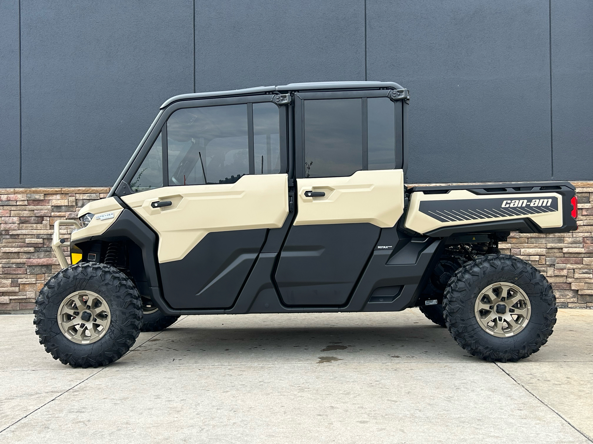 2025 Can-Am Defender MAX Limited in Columbia, Missouri - Photo 1