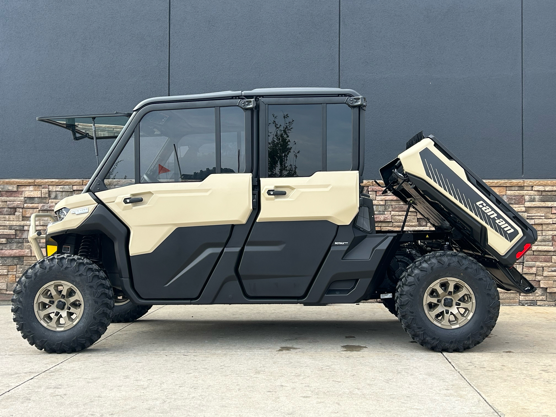 2025 Can-Am Defender MAX Limited in Columbia, Missouri - Photo 6