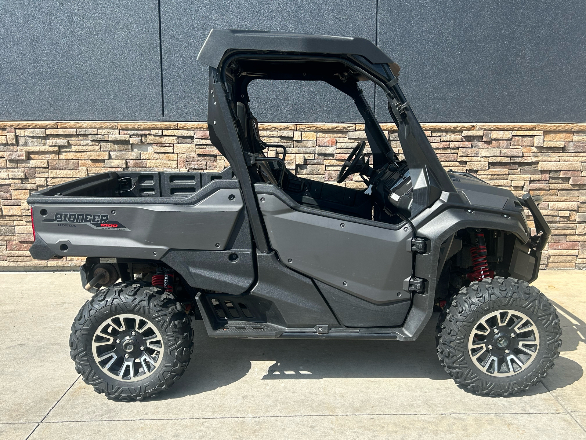 2018 Honda Pioneer 1000 LE in Columbia, Missouri - Photo 12