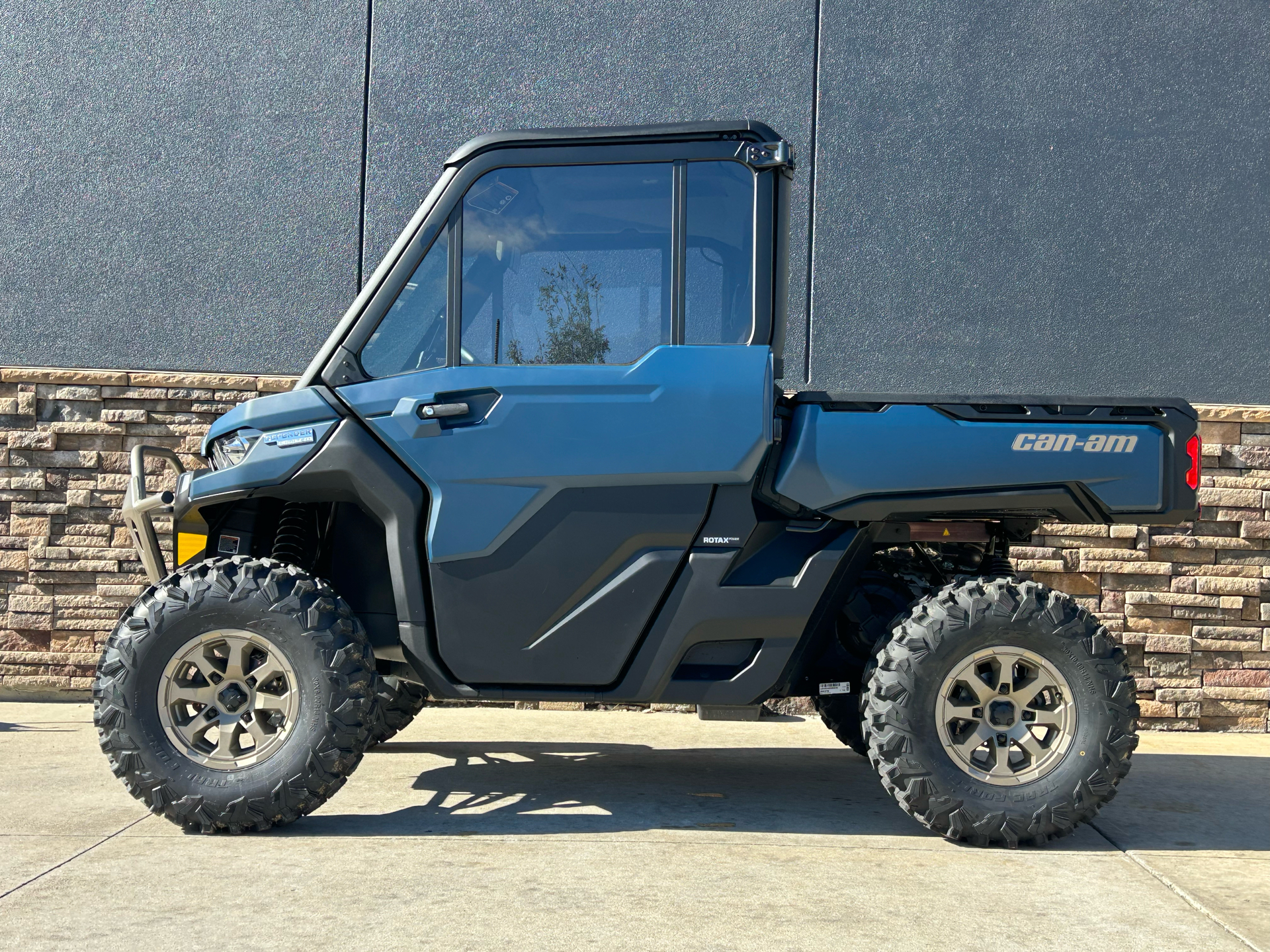 2025 Can-Am Defender Limited in Columbia, Missouri - Photo 1