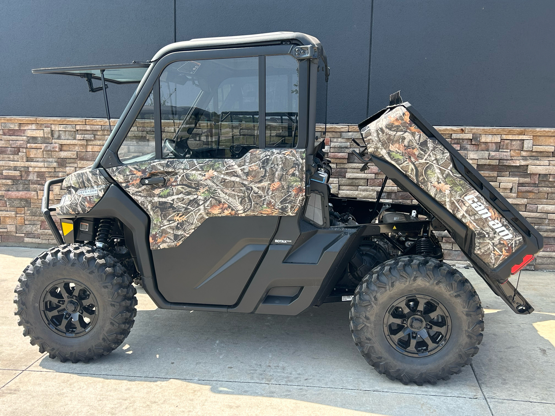 2025 Can-Am Defender Limited in Columbia, Missouri - Photo 6