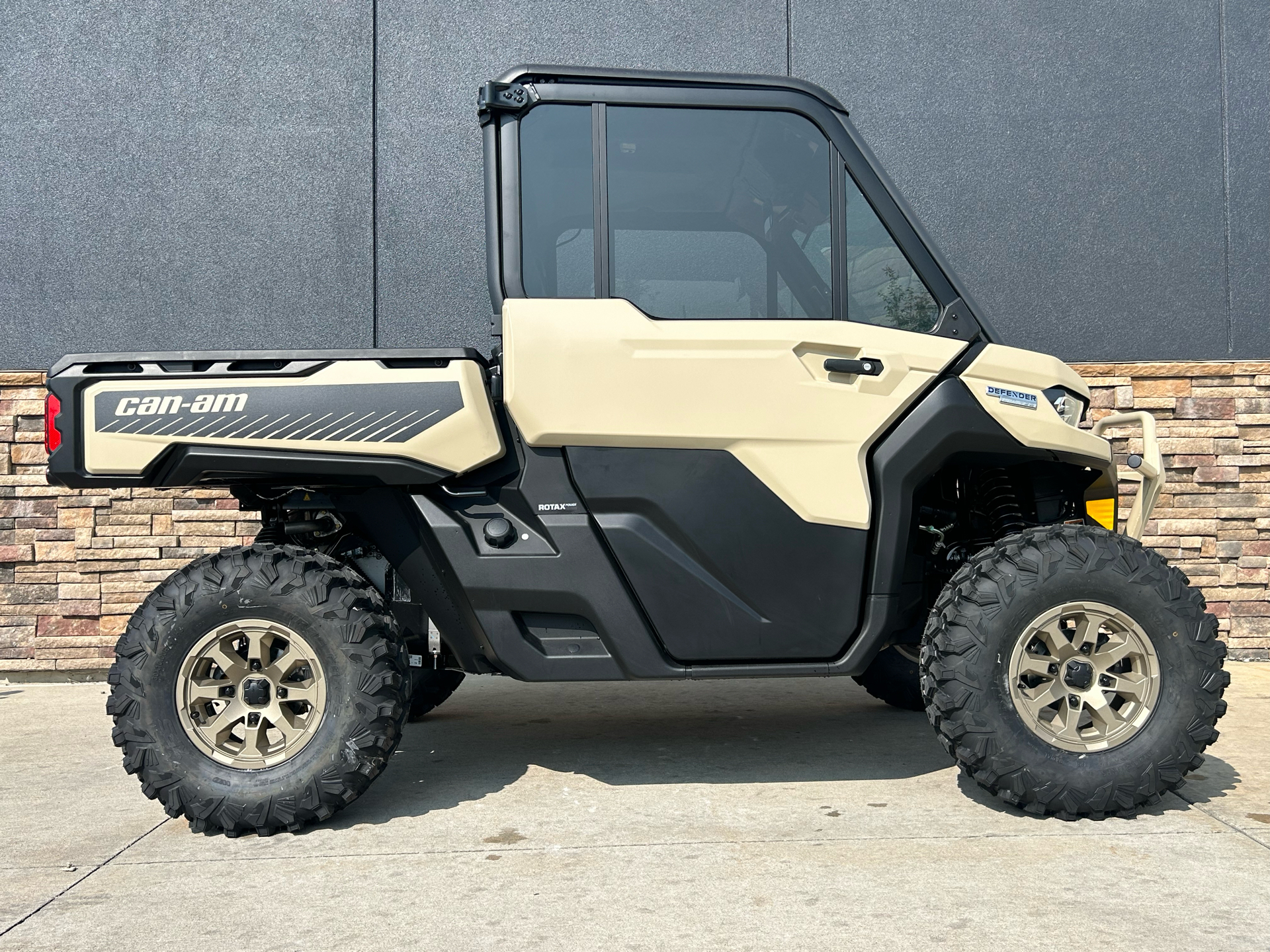 2025 Can-Am Defender Limited in Columbia, Missouri - Photo 13