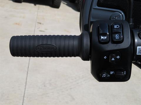 2024 Indian Motorcycle Chieftain® Dark Horse® Icon with PowerBand Audio Package in Columbia, Missouri - Photo 19