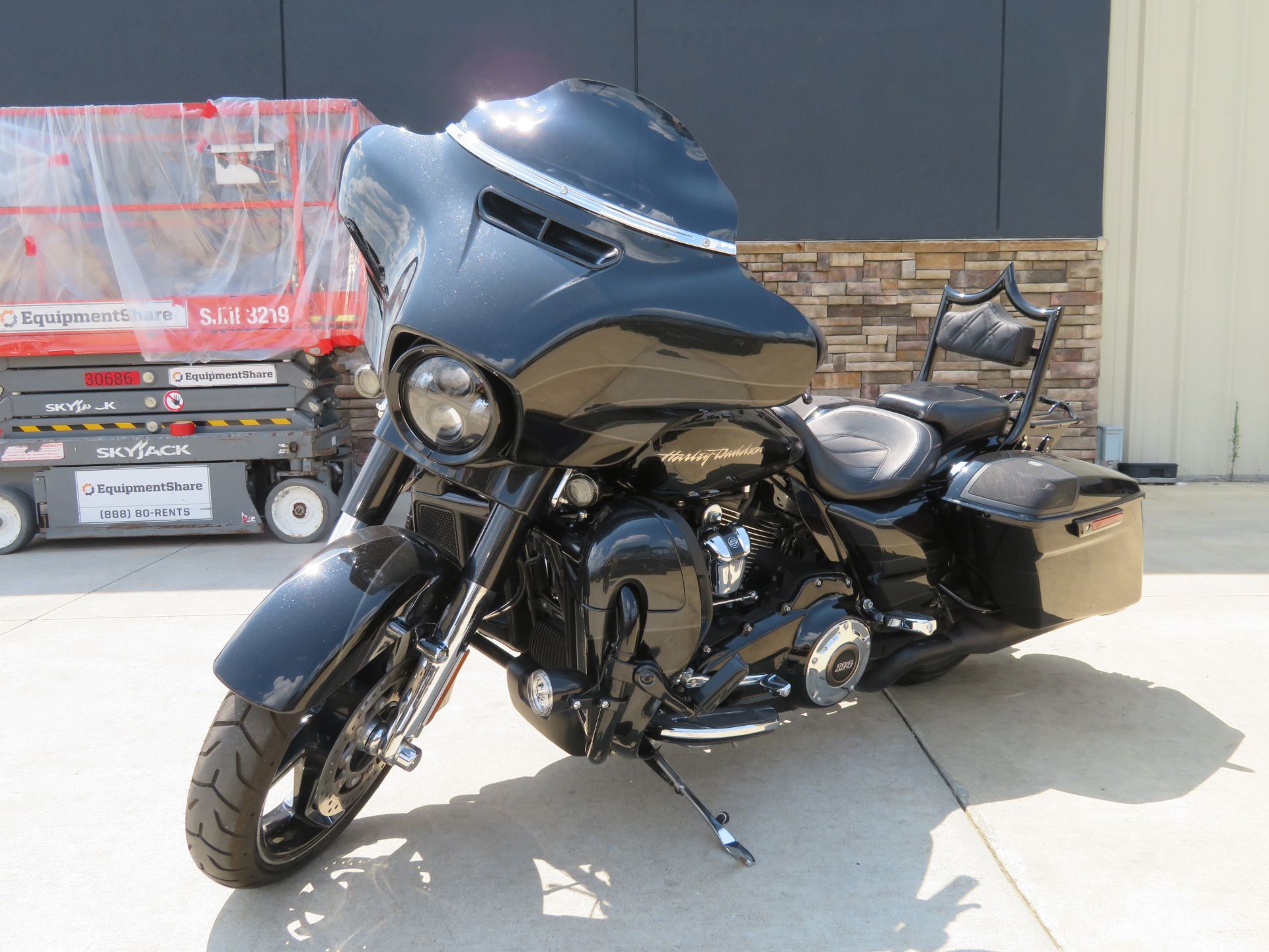 2017 Harley-Davidson CVO™ Street Glide® in Columbia, Missouri - Photo 1