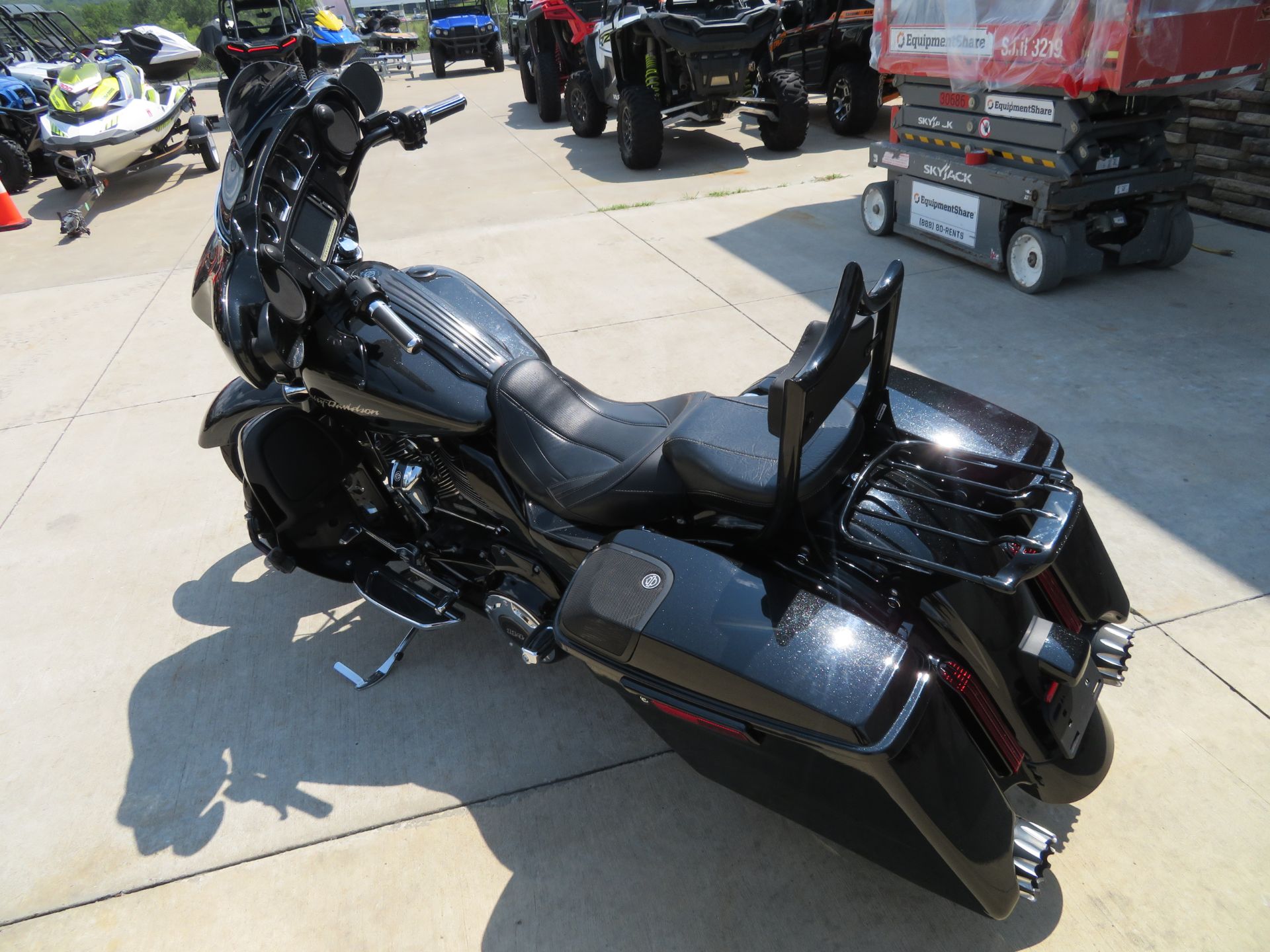 2017 Harley-Davidson CVO™ Street Glide® in Columbia, Missouri - Photo 5