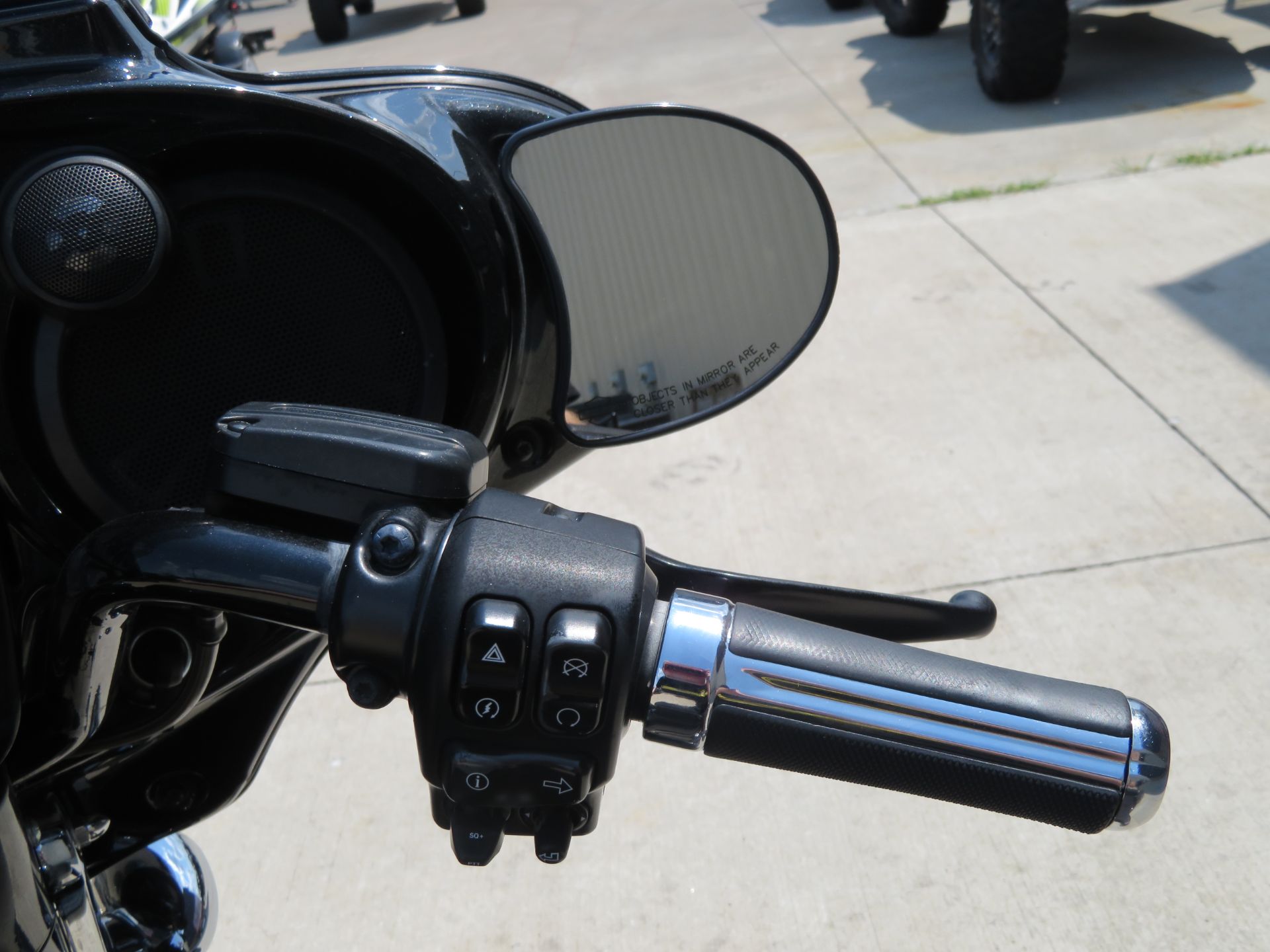 2017 Harley-Davidson CVO™ Street Glide® in Columbia, Missouri - Photo 16