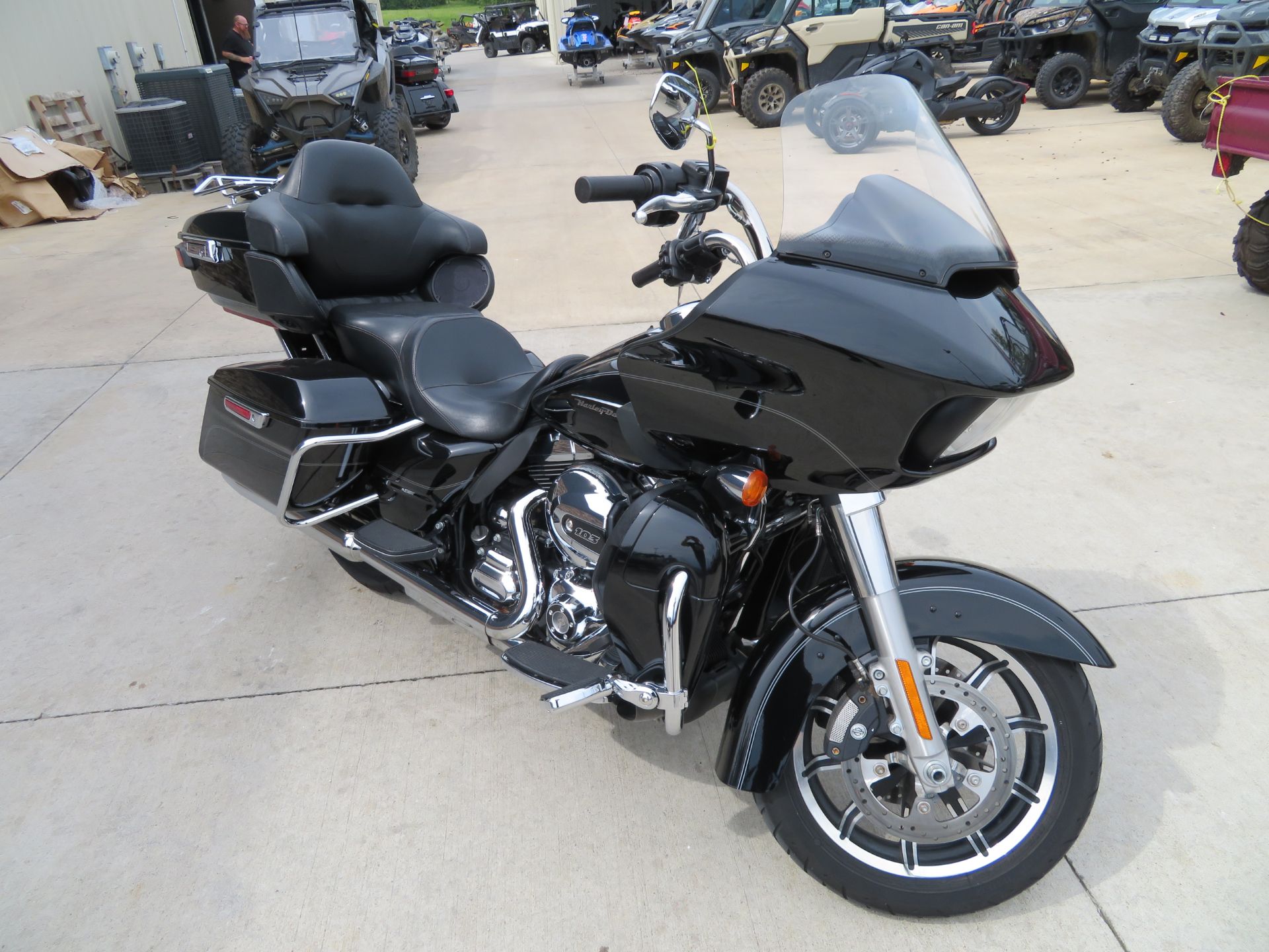 2016 Harley-Davidson Road Glide® Ultra in Columbia, Missouri - Photo 9