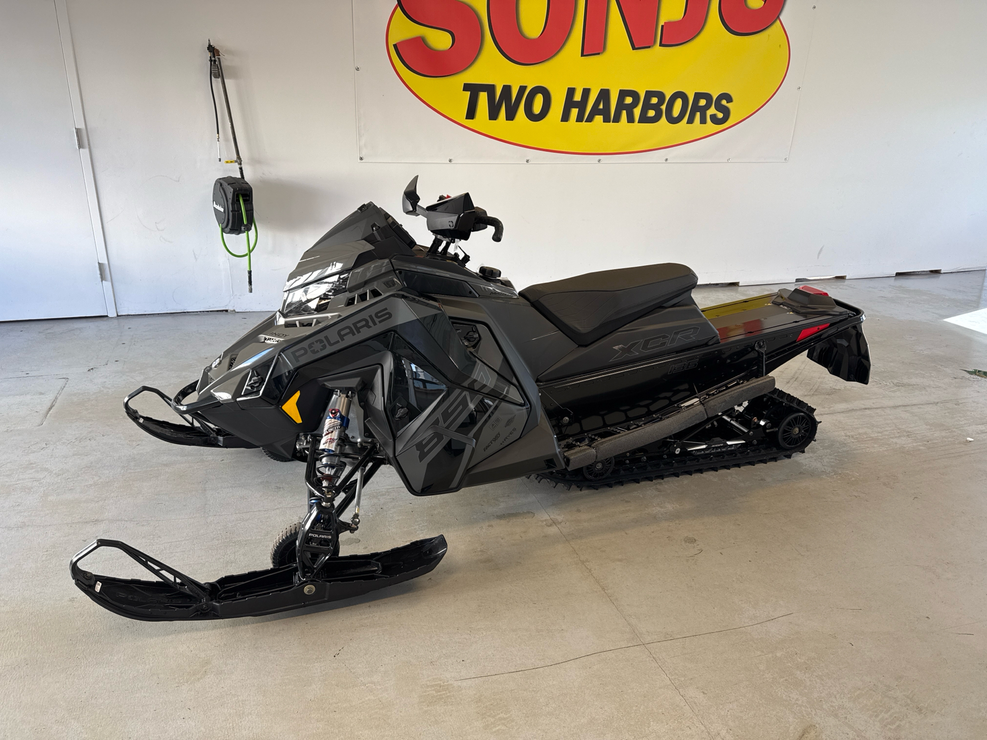 2025 Polaris 850 Indy XCR 136 SC ES in Two Harbors, Minnesota - Photo 2