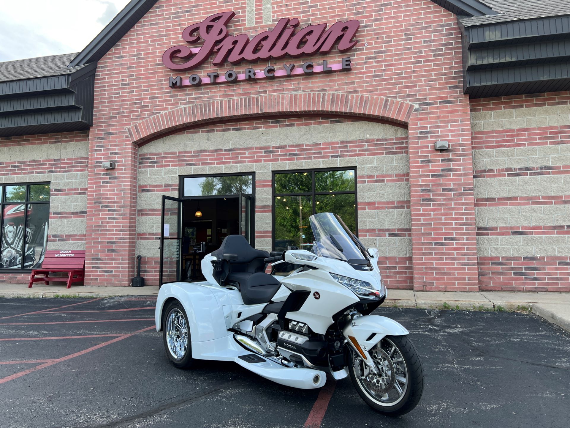 2018 Honda Gold Wing Tour in Muskego, Wisconsin - Photo 2