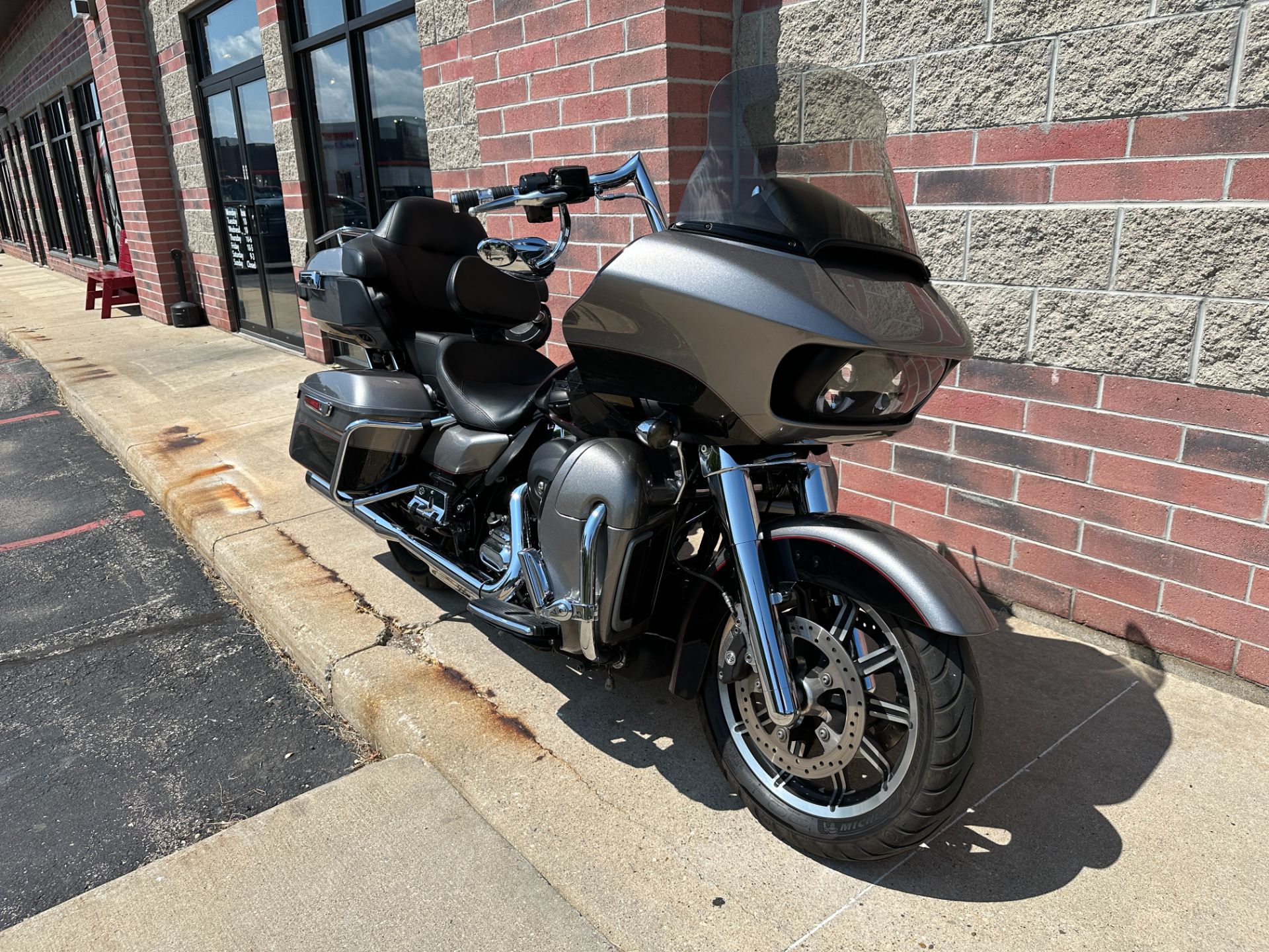 2016 Harley-Davidson Road Glide® Ultra in Muskego, Wisconsin - Photo 2