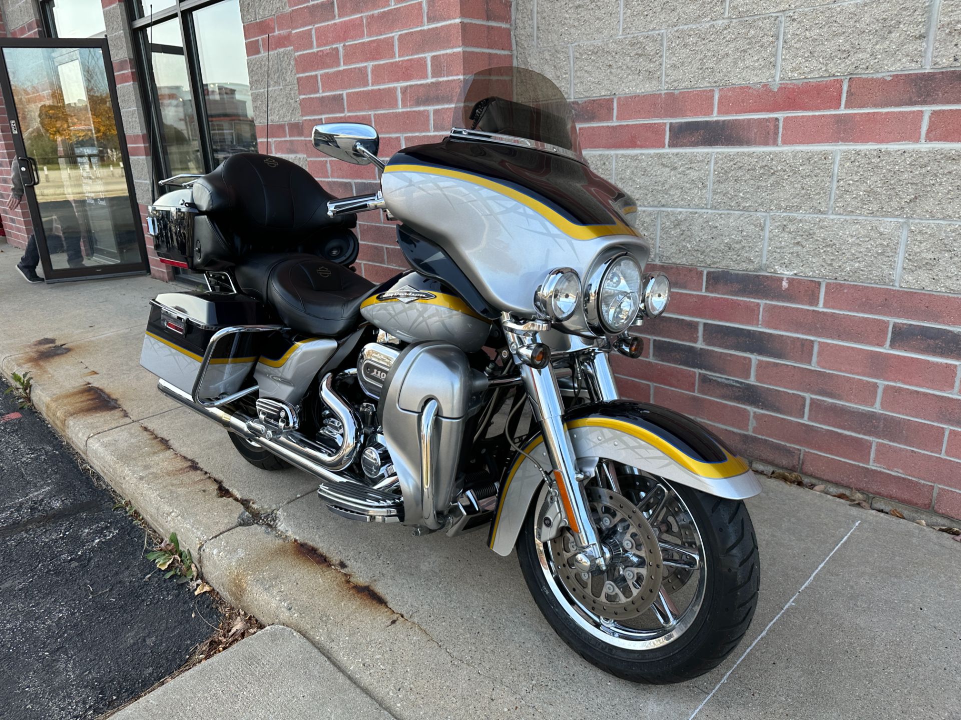 2012 Harley-Davidson CVO™ Ultra Classic® Electra Glide® in Muskego, Wisconsin - Photo 2