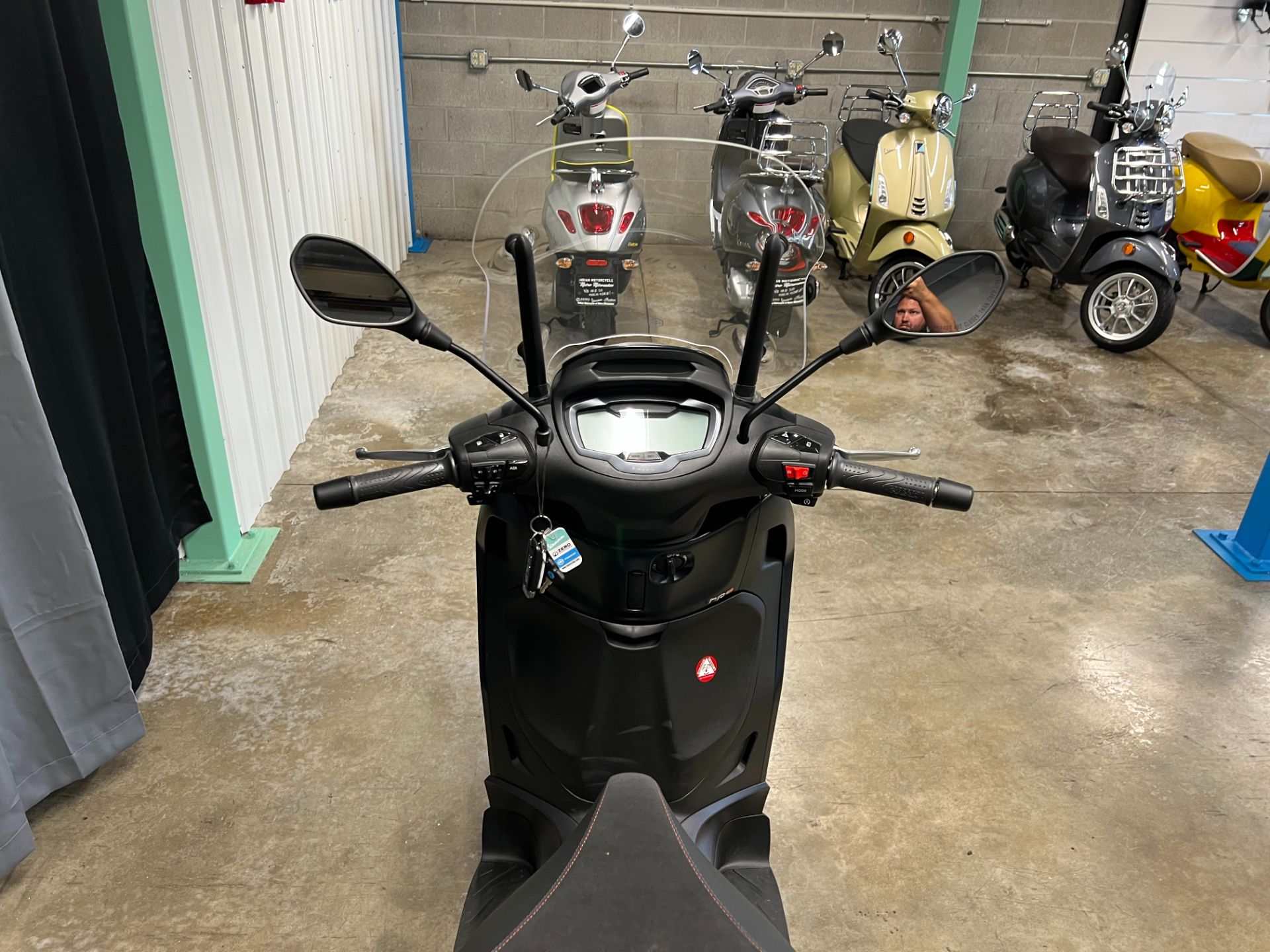 2022 Piaggio Beverly 400 S in Muskego, Wisconsin - Photo 6