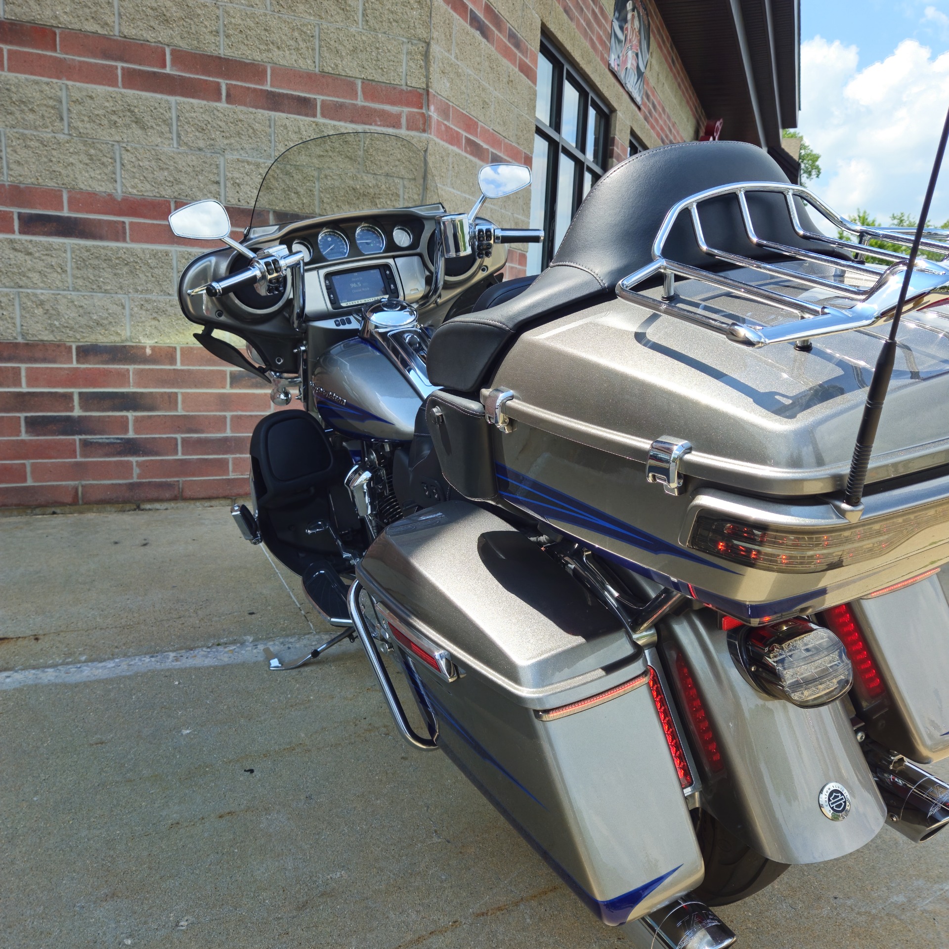 2017 Harley-Davidson CVO™ Limited in Muskego, Wisconsin - Photo 6