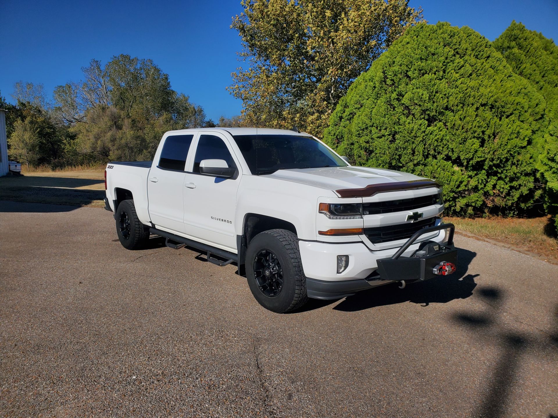 2017 Chevrolet Silverado 4WD Crew Cab LT Z71 in Wellington, Kansas - Photo 2