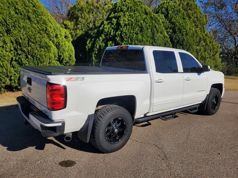 2017 Chevrolet Silverado 4WD Crew Cab LT Z71 in Wellington, Kansas - Photo 11