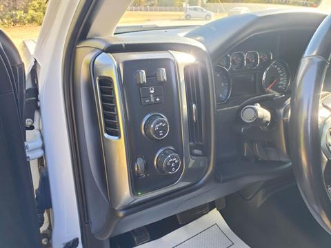 2017 Chevrolet Silverado 4WD Crew Cab LT Z71 in Wellington, Kansas - Photo 17