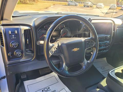 2017 Chevrolet Silverado 4WD Crew Cab LT Z71 in Wellington, Kansas - Photo 20