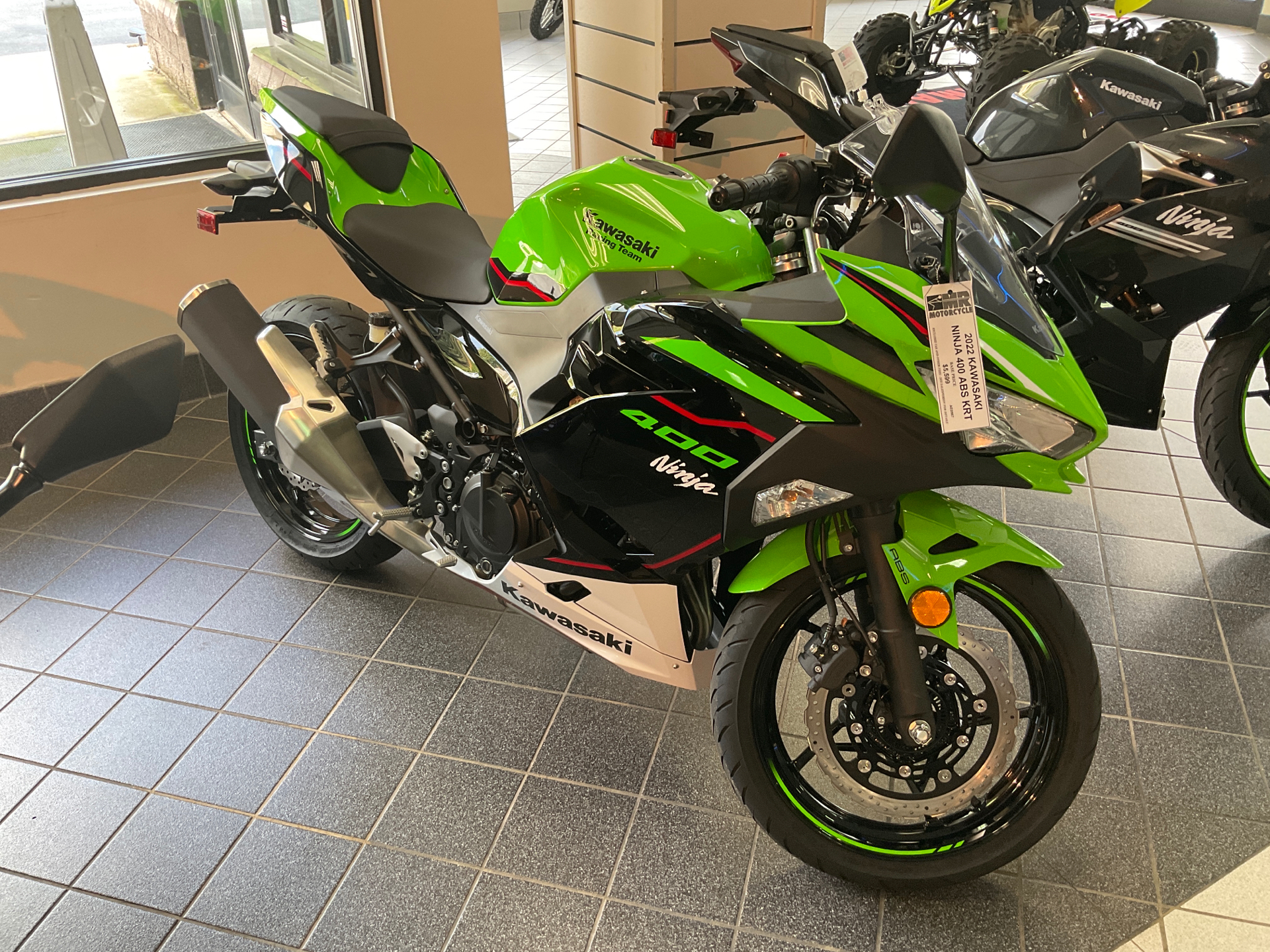 Person med ansvar for sportsspil tankskib vanter New 2022 Kawasaki Ninja 400 ABS KRT Edition | Motorcycles in Asheville NC | Lime  Green / Ebony / Pearl Blizzard White AE0967