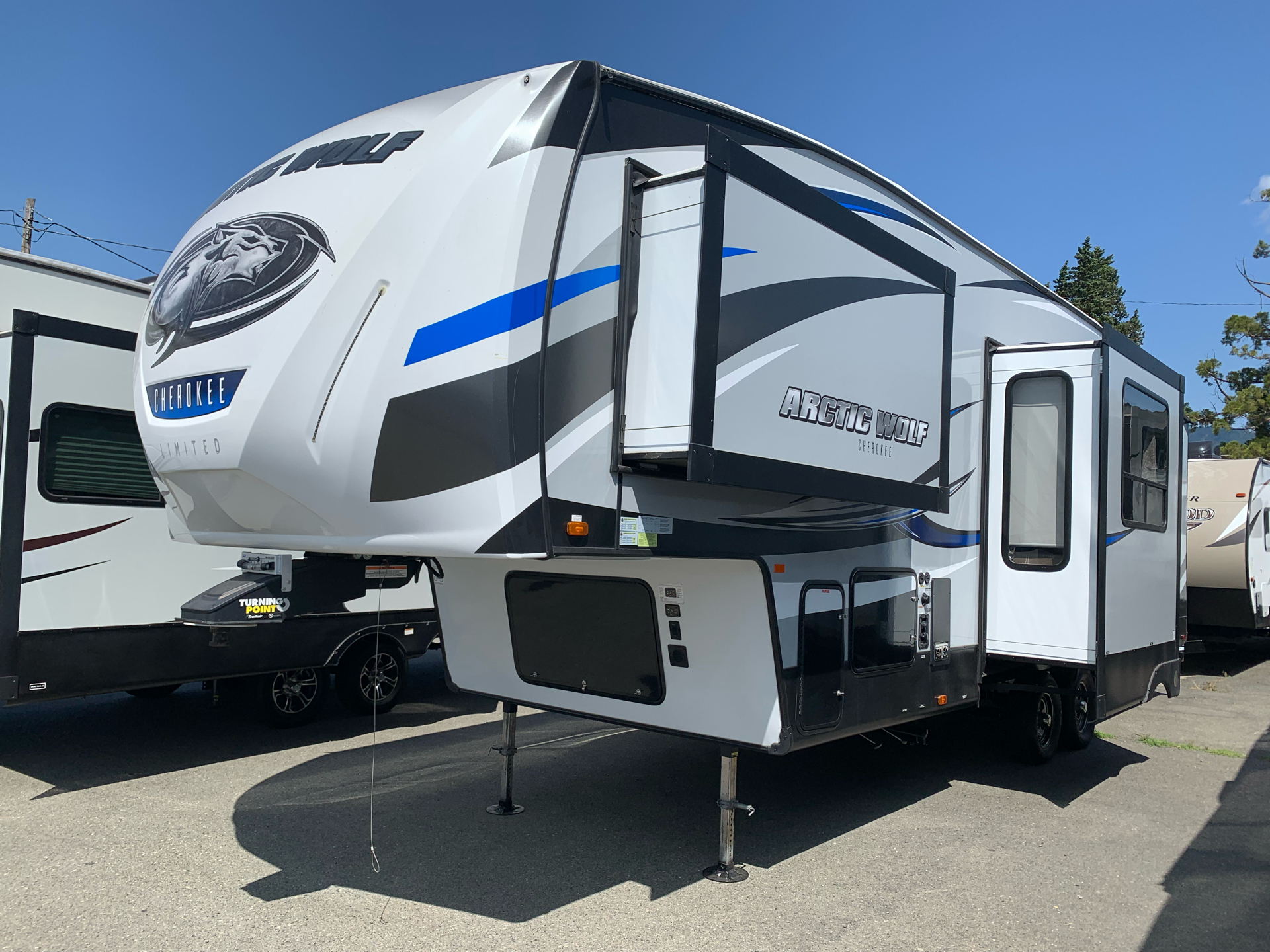 2018 Forest River ARCTIC WOLF 305 ML6 in Grants Pass, Oregon - Photo 3
