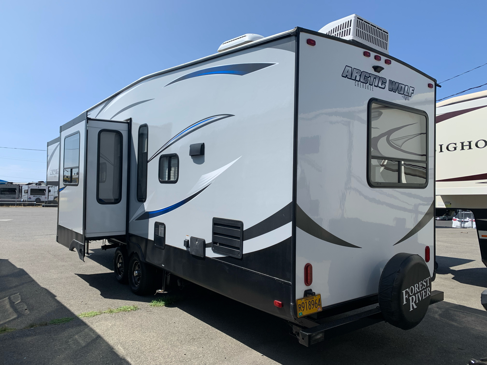 2018 Forest River ARCTIC WOLF 305 ML6 in Grants Pass, Oregon - Photo 4