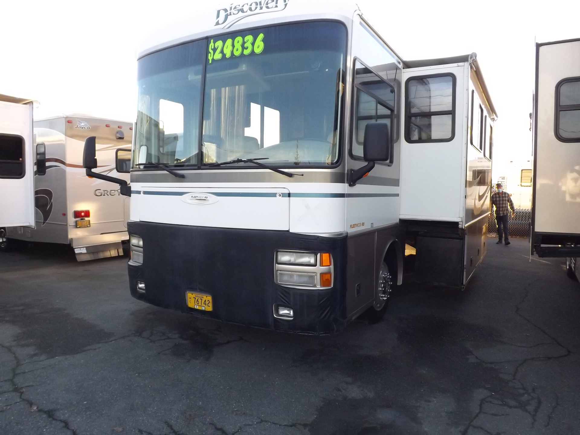 2000 Discovery 37V in Grants Pass, Oregon - Photo 2