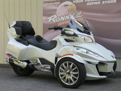 2017 Can-Am Spyder RT Limited in Guilderland, New York - Photo 2
