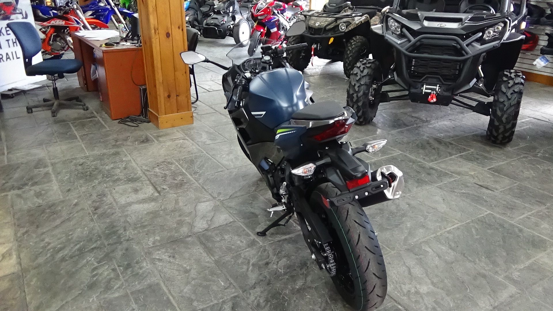 2022 Kawasaki Ninja 400 in Bennington, Vermont - Photo 10